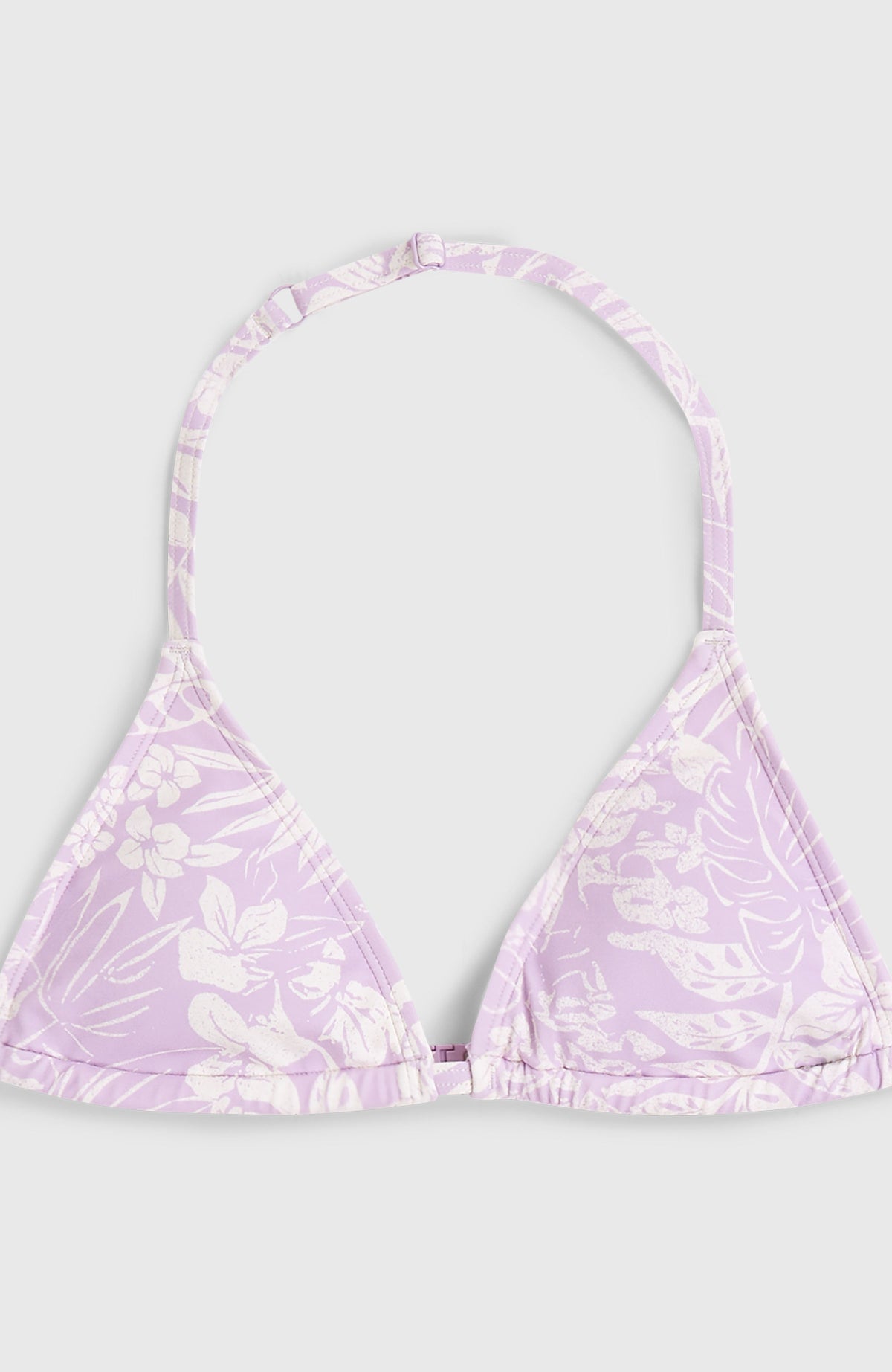 Nahaufnahme des Oberteils vom Essentials Triangel-Bikini-Set, lila mit Blumenmuster in Weiß, flach liegend