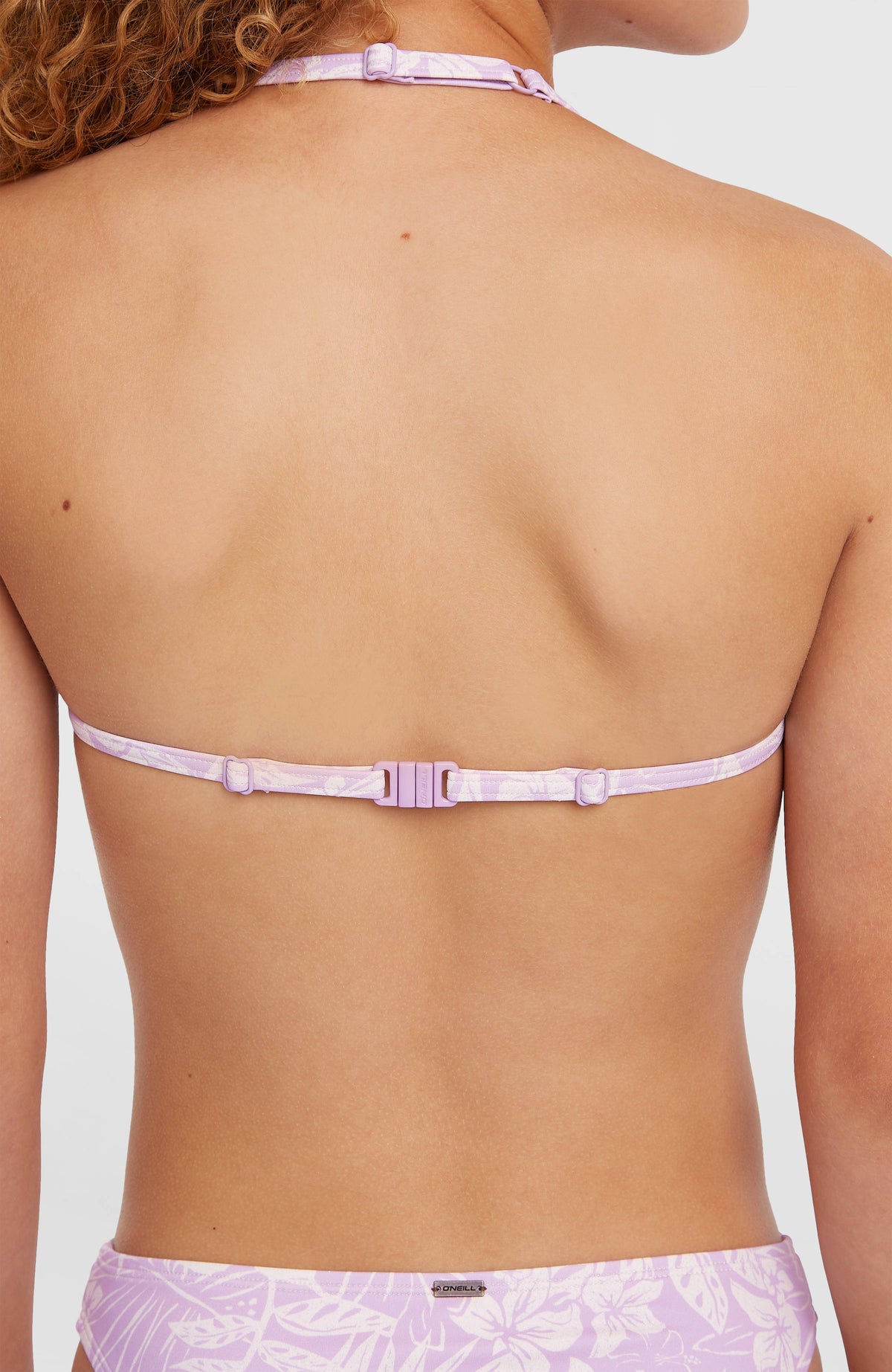 Essentials Triangel-Bikini-Set, lila mit Blumenmuster in Weiß, Nahaufnahme der Rückseite am Model mit Verschluss