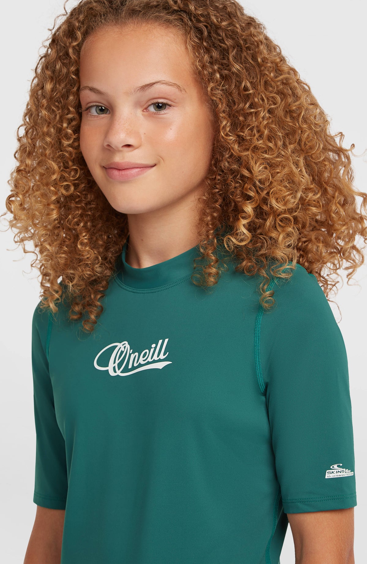 Shortsleeve-UV-Shirt für Mädchen, grün mit Logo-Print in Weiß, Nahaufnahme am Model, Rundhalsausschnitt