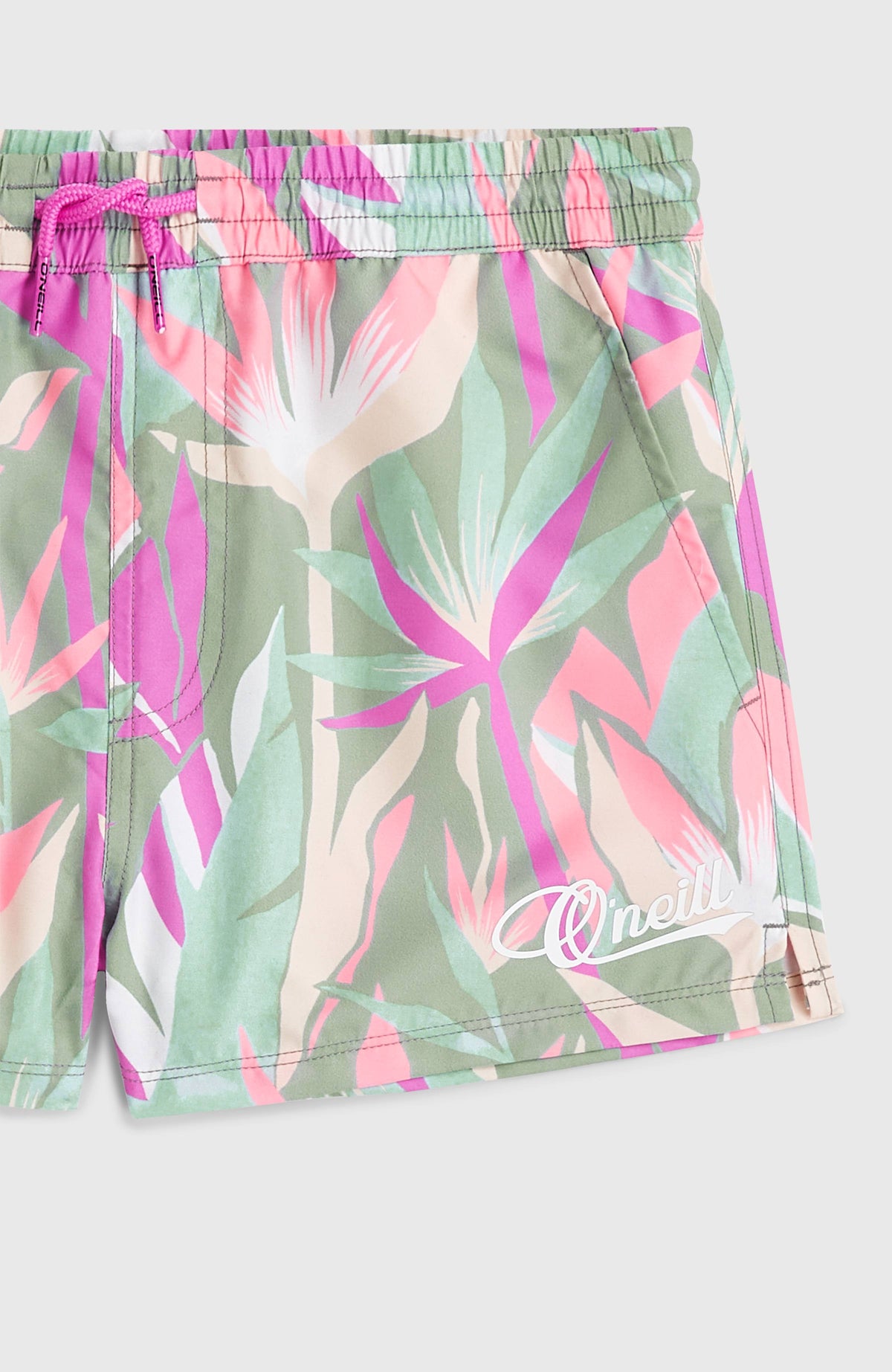 Nahaufnahme der grünen Essentials Badehose mit Tropenmuster in Pink und Gelb, flach liegend, Logo-Print am Saum