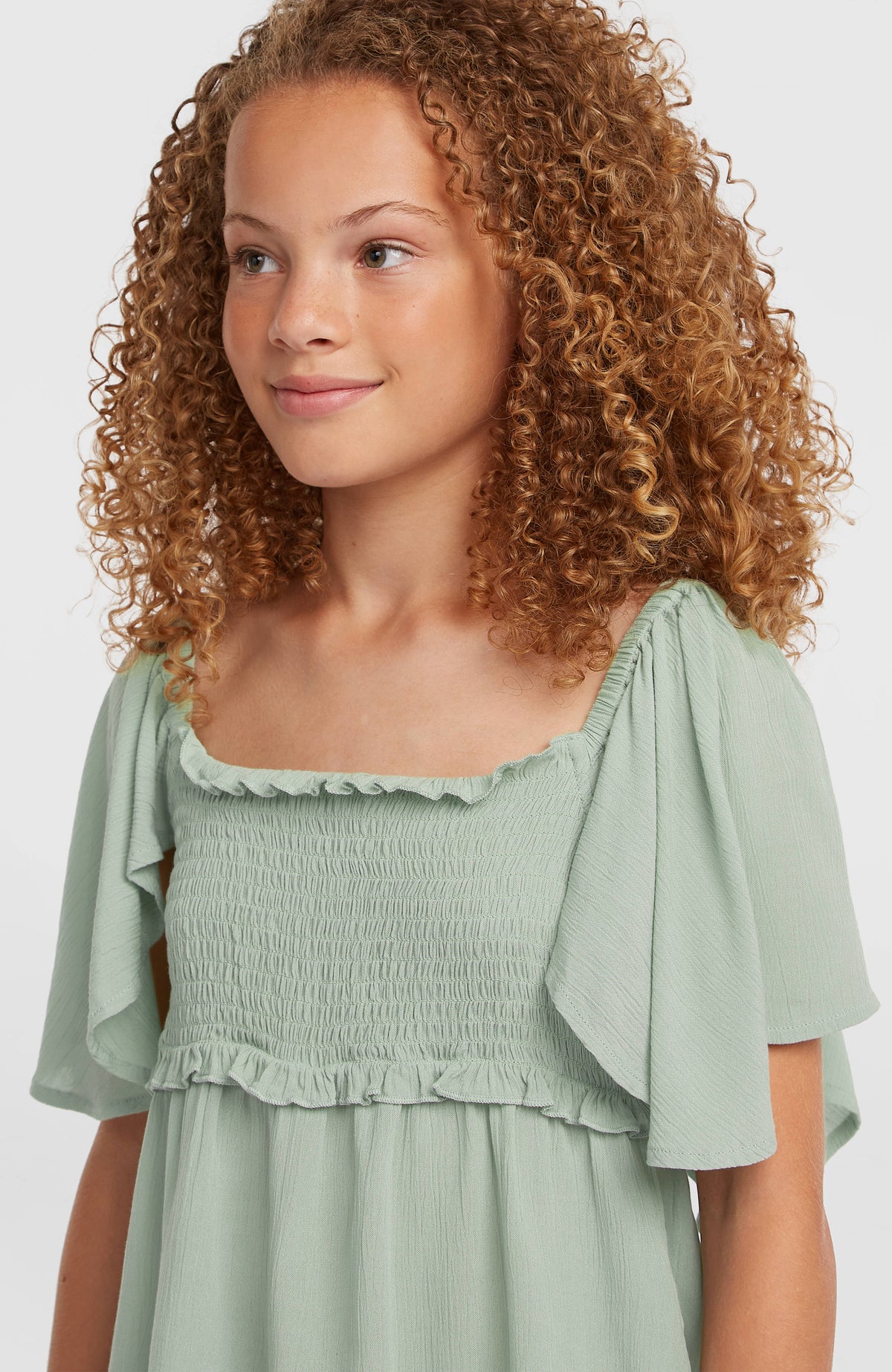 Woven T-Shirt für Mädchen, grün, Nahaufnahme der gerafften Brustpartie am Model