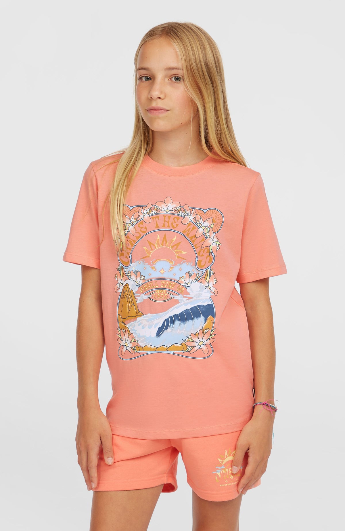 O'Neill Front Graphic T-Shirt für Mädchen, pink mit Grafik-Print in Orange und Blau, getragen am Model