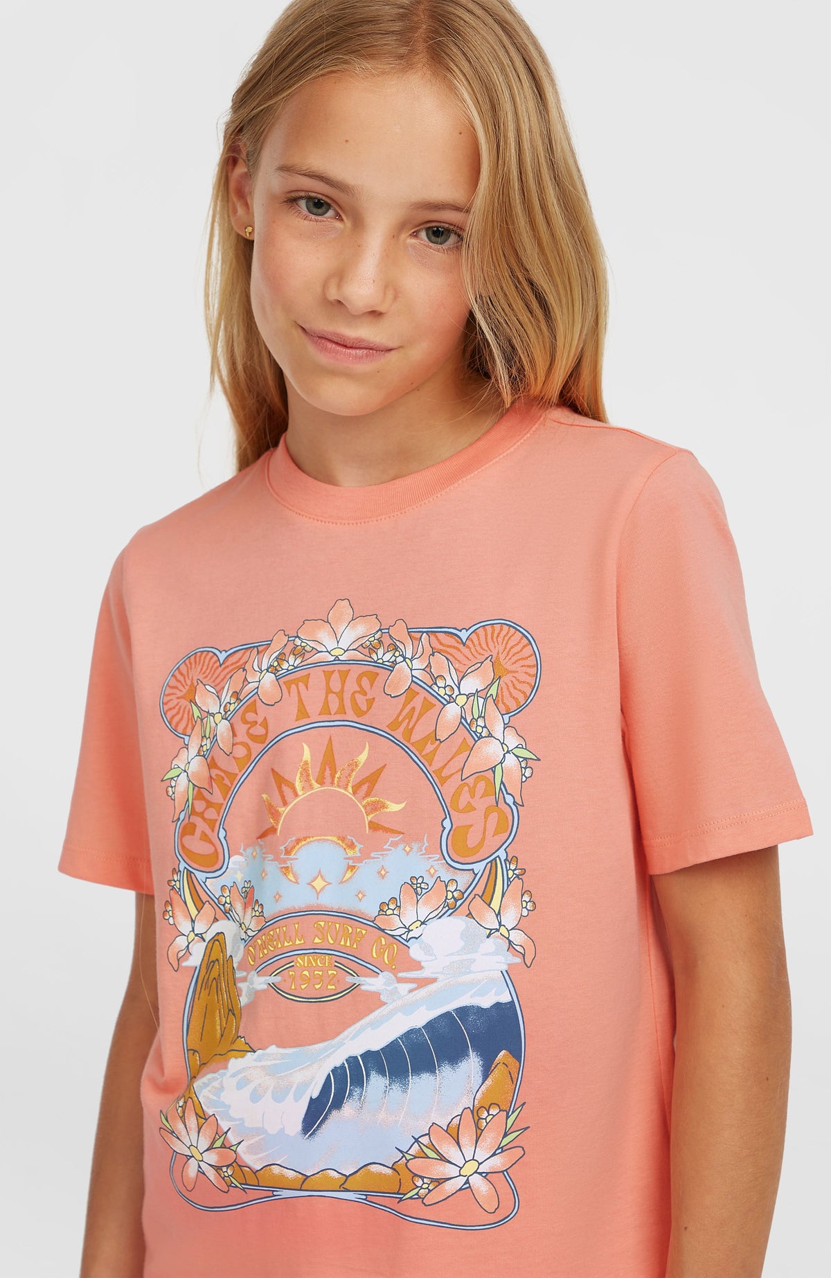 Front Graphic T-Shirt für Mädchen, pink mit Grafik-Print in Orange und Blau, Nahaufnahme des Ausschnitts am Model