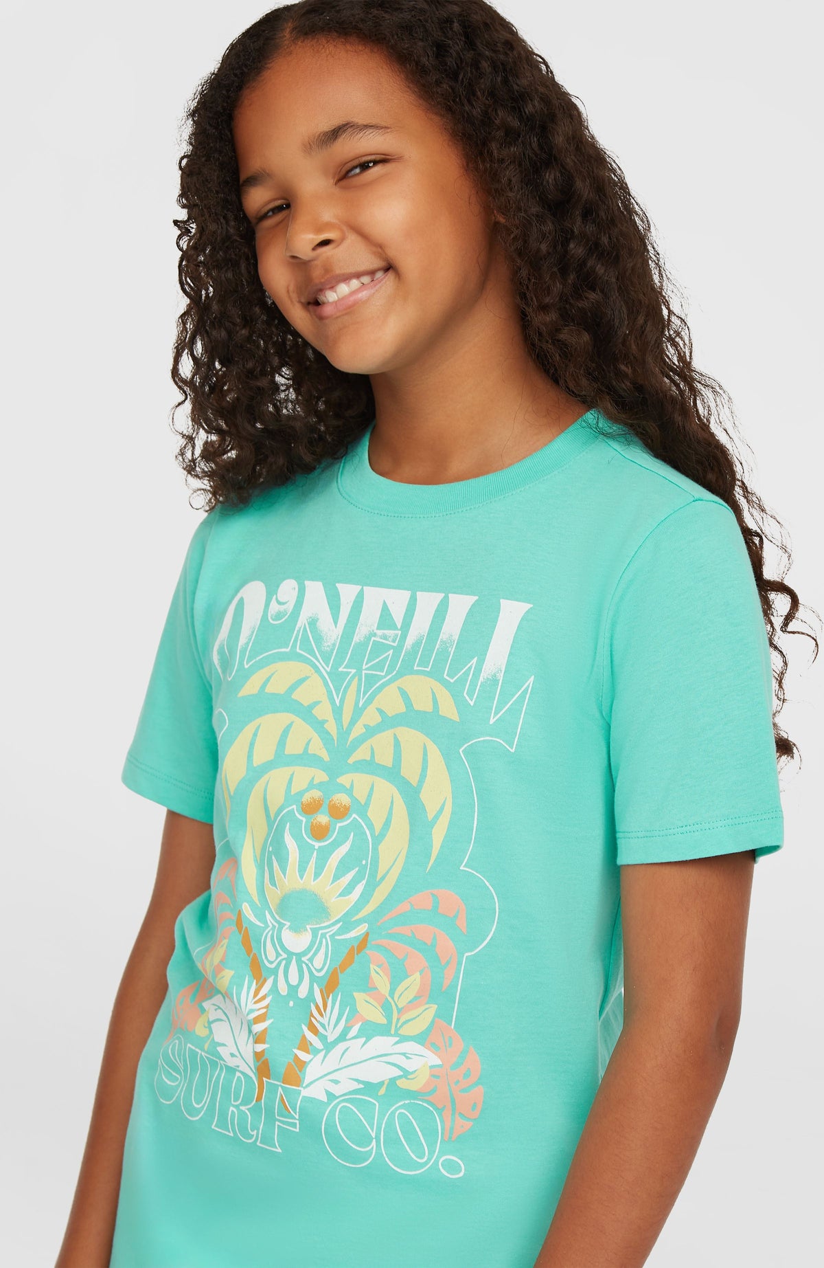 Front Graphic T-Shirt für Mädchen, blau mit Grafik-Print in Gelb und Weiß, Nahaufnahme am Model