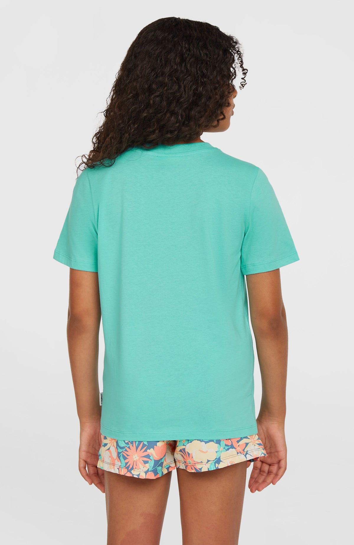 Front Graphic T-Shirt für Mädchen, blau, Rückansicht am Model mit kleinem Logo-Label an der Naht