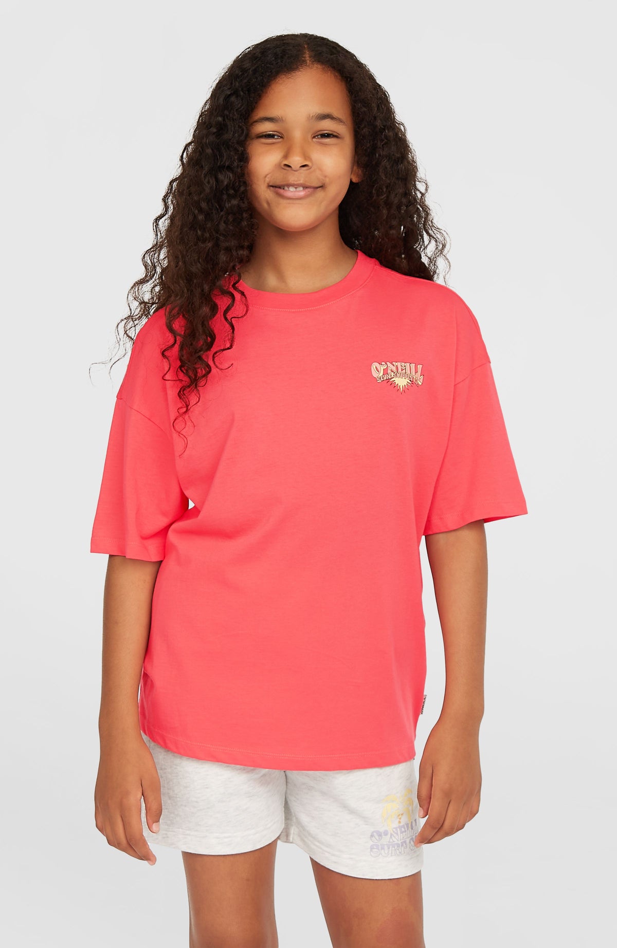 O'Neill Back Print T-Shirt für Mädchen, pink mit Logo-Print in Weiß und Gelb, Vorderansicht am Model