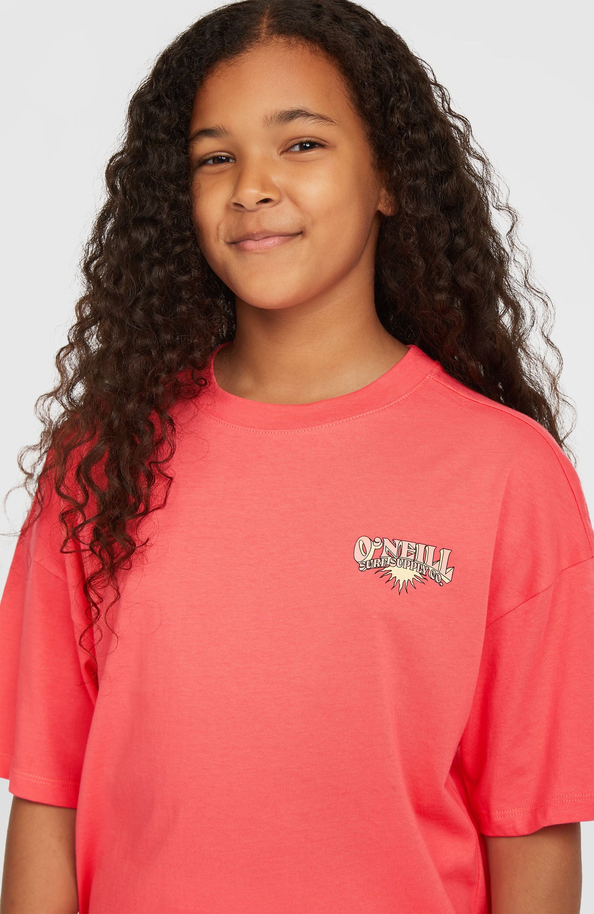Back Print T-Shirt für Mädchen, pink mit Logo-Print in Weiß und Gelb, Nahaufnahme mit Rundhalsausschnitt