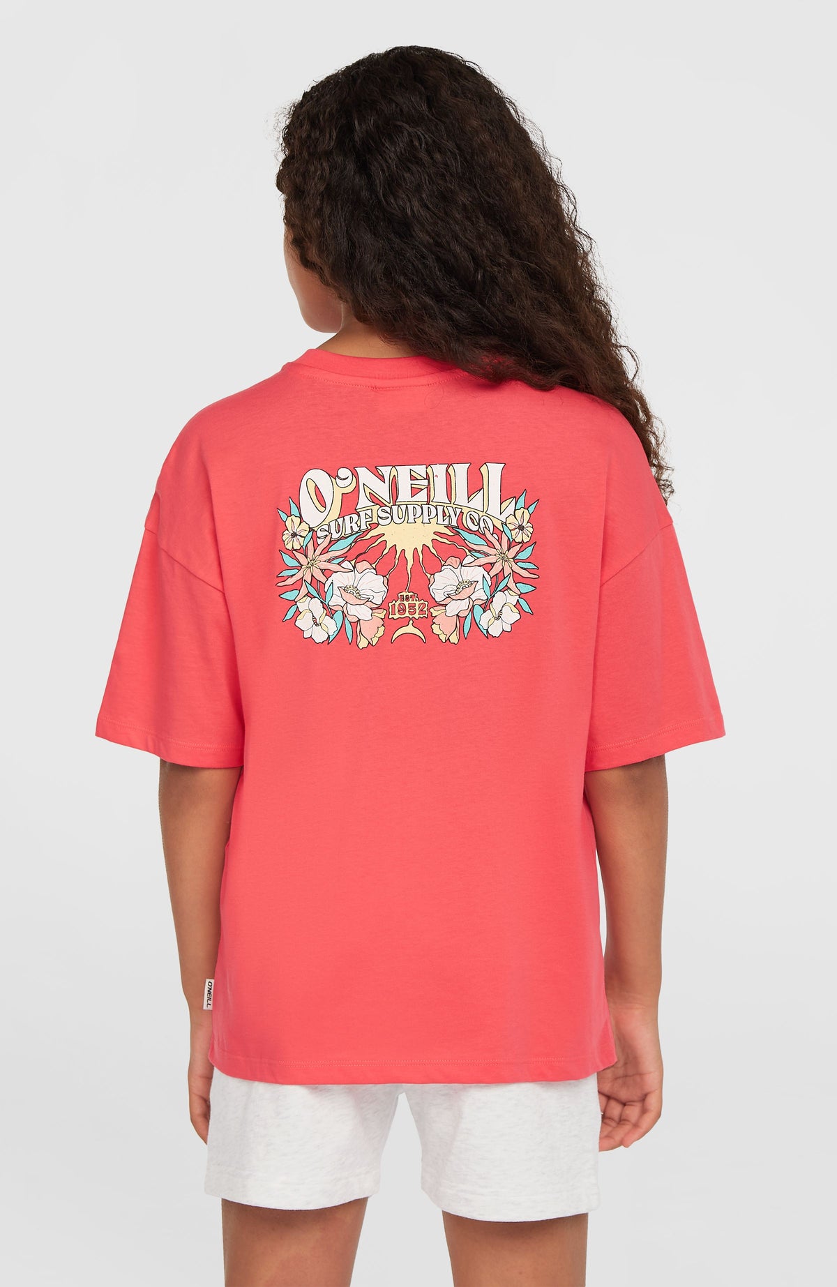 Back Print T-Shirt für Mädchen, pink mit Logo-Print in Weiß und Gelb, Rückansicht mit Rückenmotiv am Model