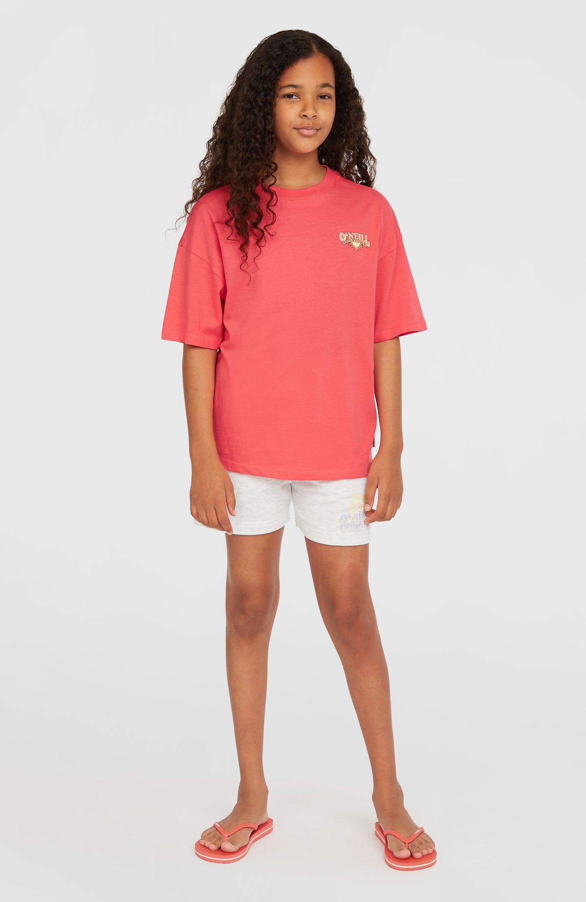 Back Print T-Shirt für Mädchen, pink mit Logo-Print in Weiß und Gelb, Ganzkörperansicht von vorne am Model