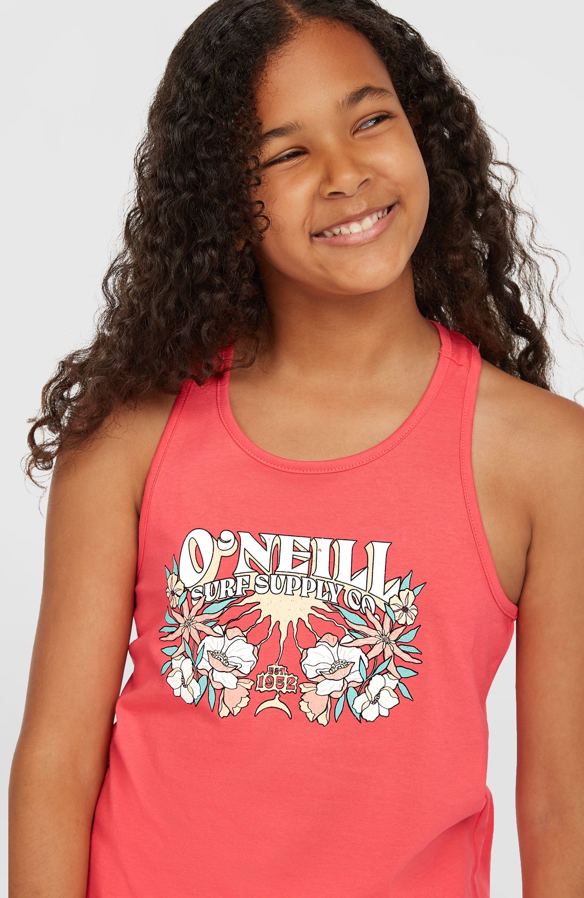 Nahaufnahme des pinken Summer Graphic Tanktop für Mädchen mit Grafik-Print am Model