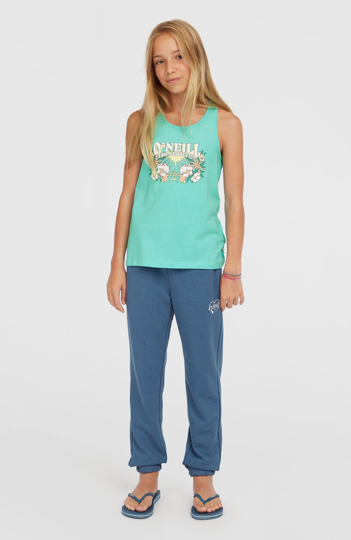 Summer Graphic Tanktop für Mädchen, blau mit Grafikprint in Weiß und Gelb, Ganzkörperansicht am Model
