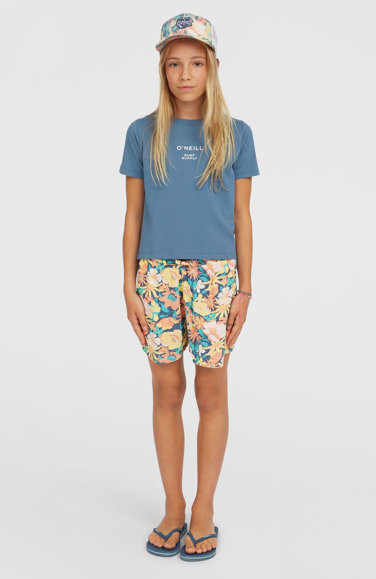 Short Graphic T-Shirt für Mädchen, blau mit Logo-Print in Weiß, Ganzkörperansicht von vorne, am Model