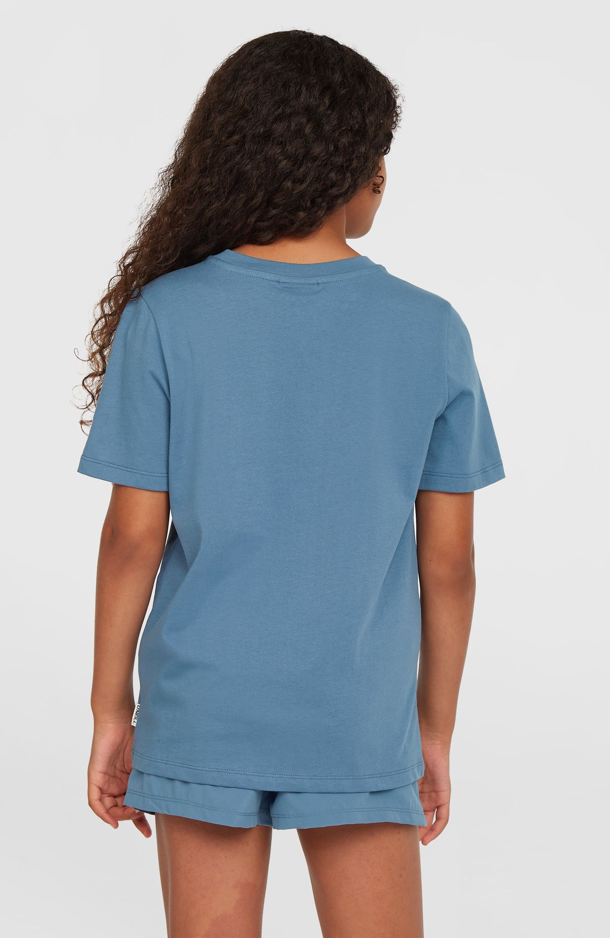Script T-Shirt für Mädchen, blau, Rückansicht am Model