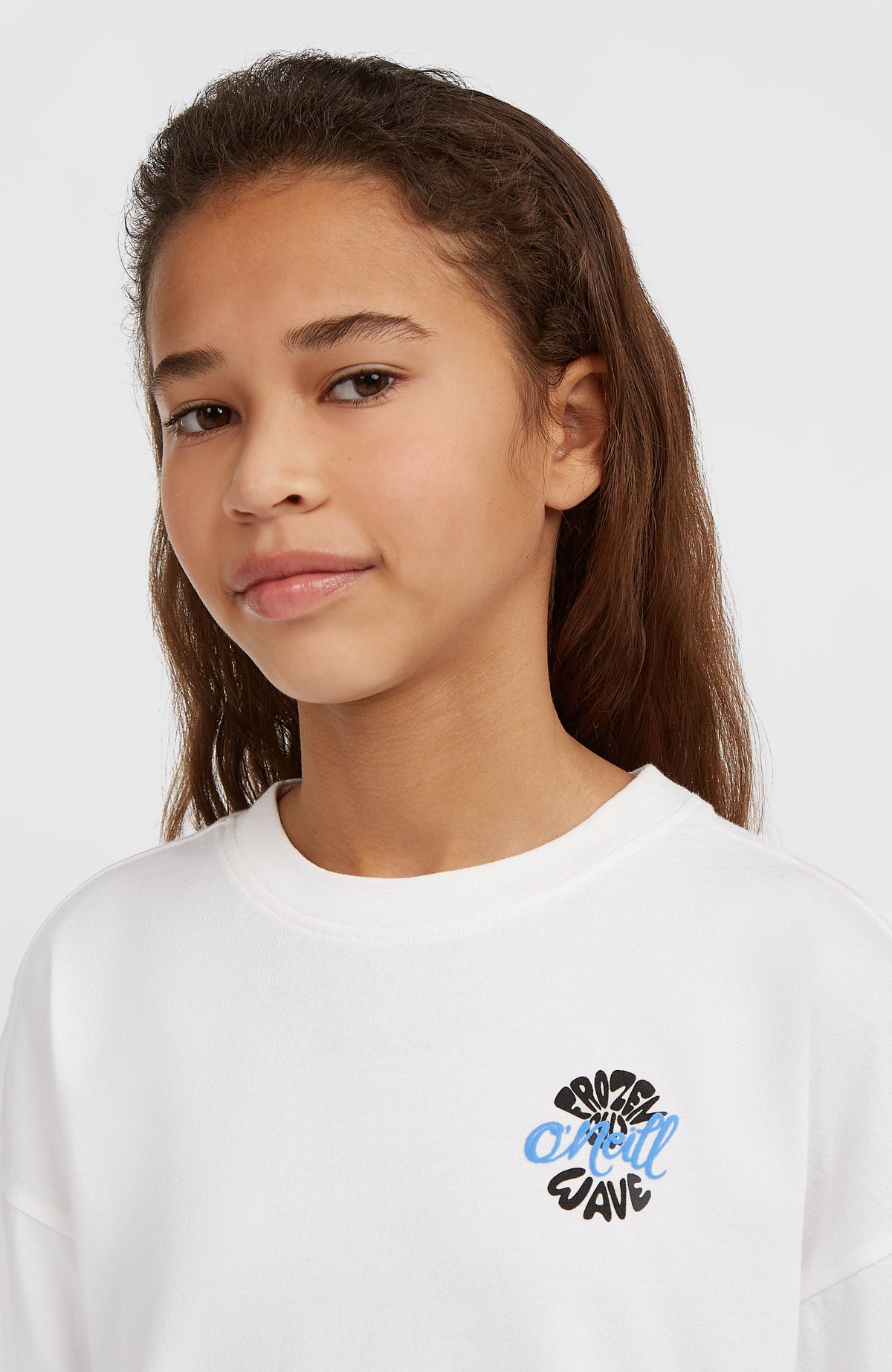 Graphic T-Shirt für Mädchen, weiß mit Grafik-Print in Schwarz und Hellblau, Nahaufnahme am Model mit Rundhalsausschnitt