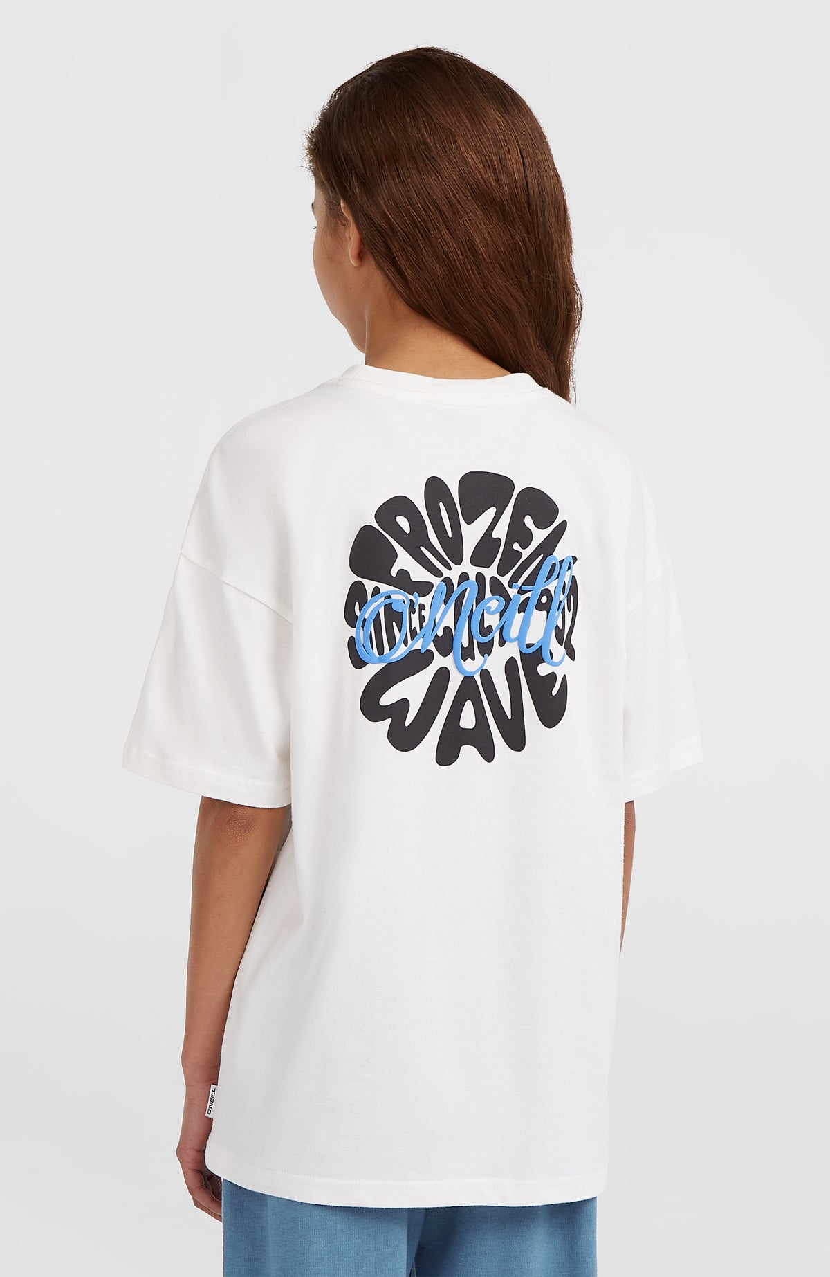 Graphic T-Shirt für Mädchen, weiß mit Grafik-Print in Schwarz und Hellblau, Rückansicht am Model mit Rückenprint