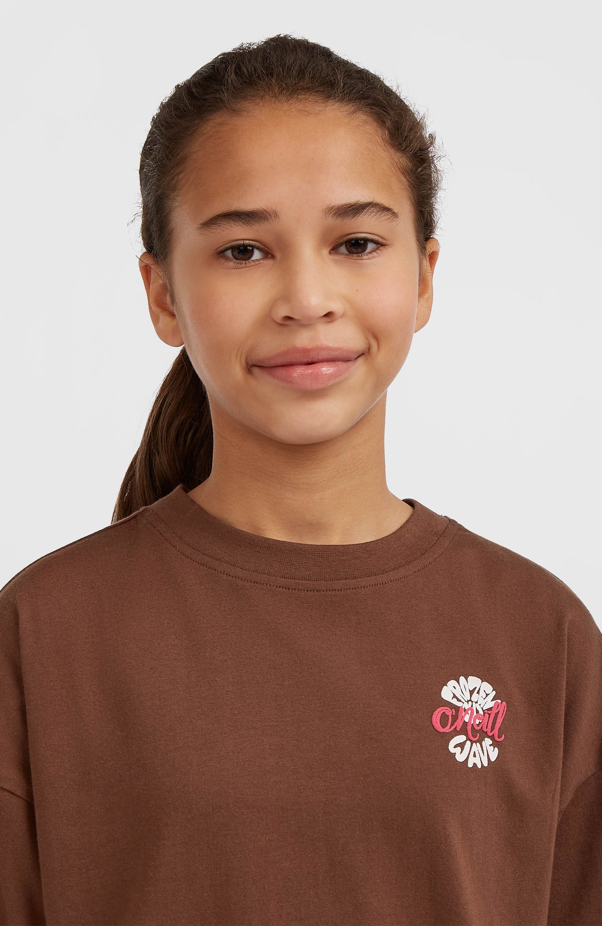 Nahaufnahme des braunen Graphic T-Shirts am Model, Rundhalsausschnitt mit Logo-Print