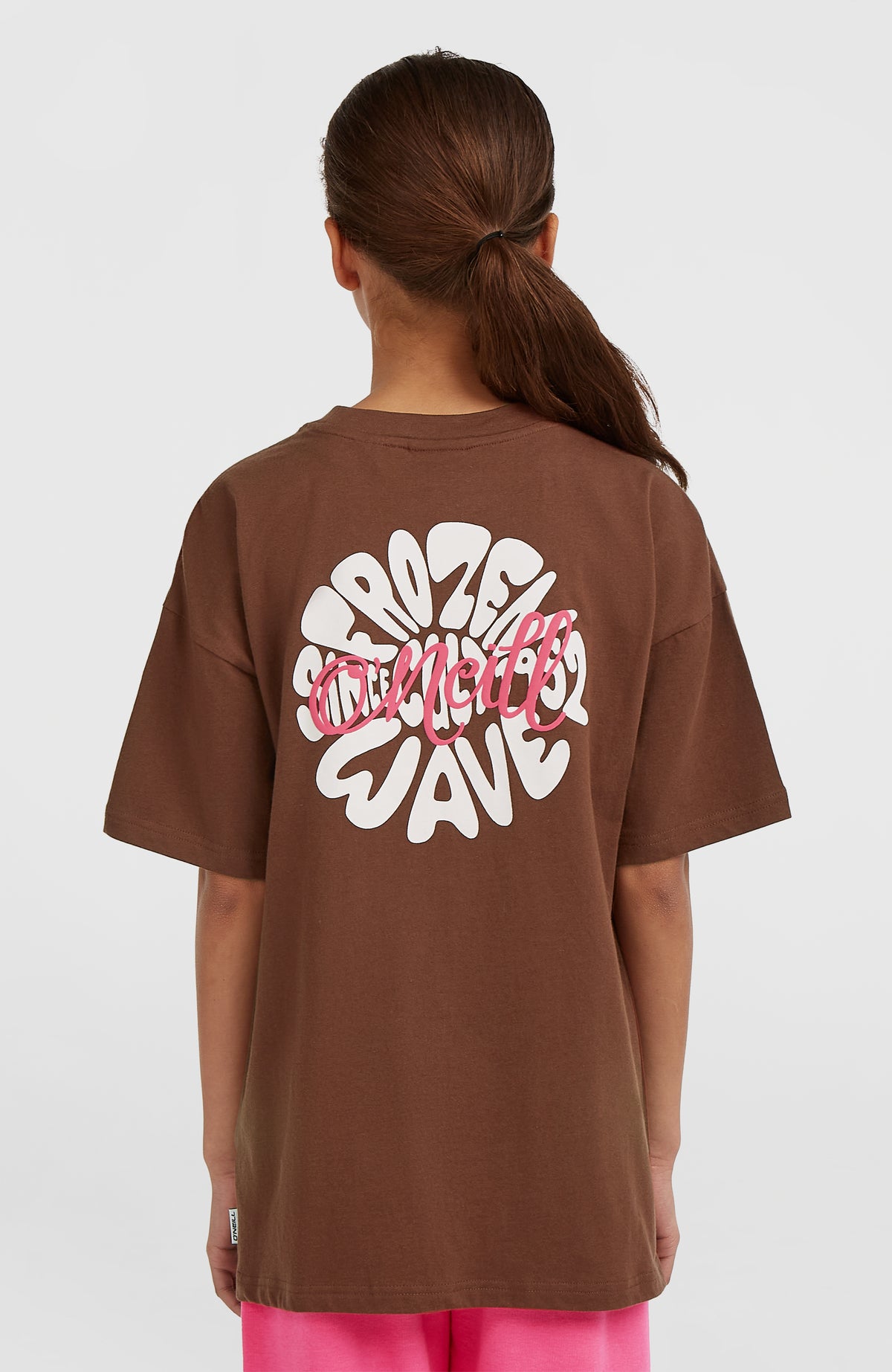 Graphic T-Shirt für Mädchen, braun mit Logo-Print in Weiß und Pink, Rückansicht getragen am Model