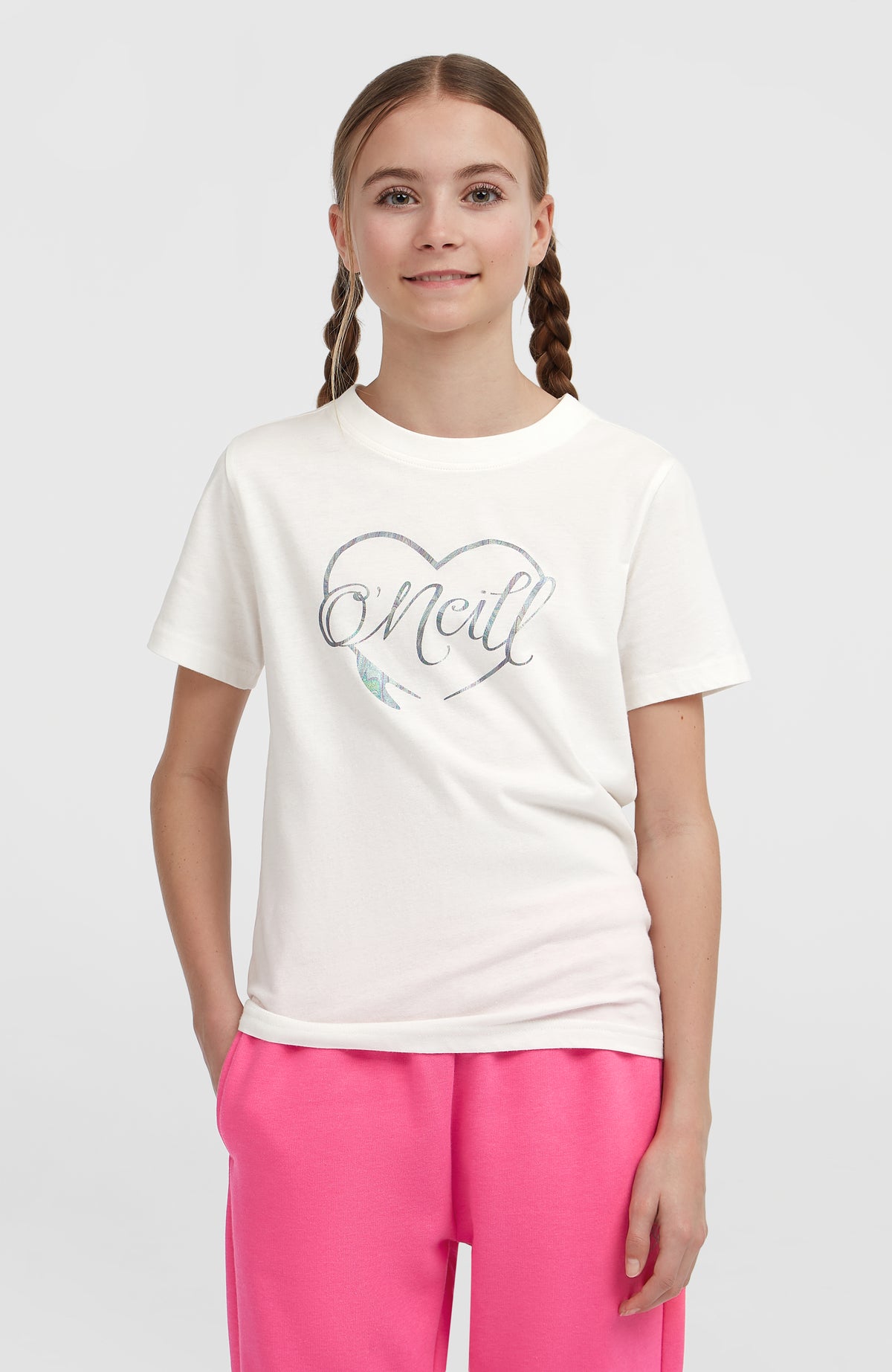 O'Neill Essentials T-Shirt für Mädchen, weiß mit Logo-Print in Silber, Vorderansicht am Model