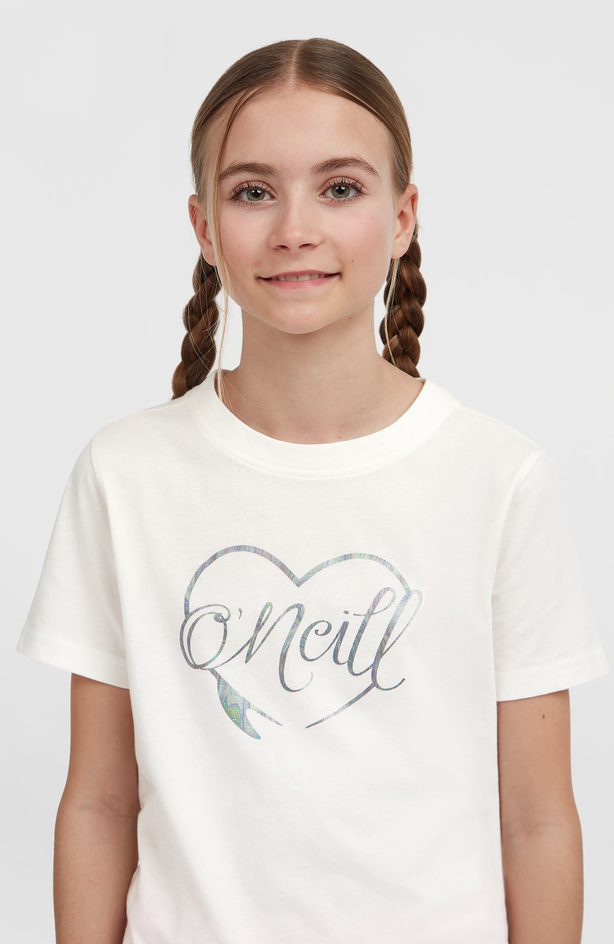 Essentials T-Shirt für Mädchen, weiß mit Logo-Print in Silber, Nahaufnahme von Rundhalsausschnitt und Brustbereich