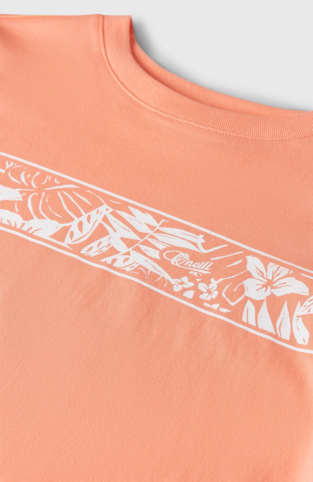 Nahaufnahme von Ausschnitt und Print des orangen Graphic T-Shirt für Mädchen mit Blumenmuster in Weiß