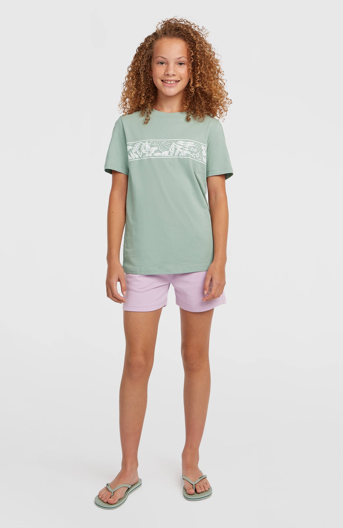 Graphic T-Shirt für Mädchen, grün mit Blumenmuster in Weiß, Ganzkörperansicht am Model