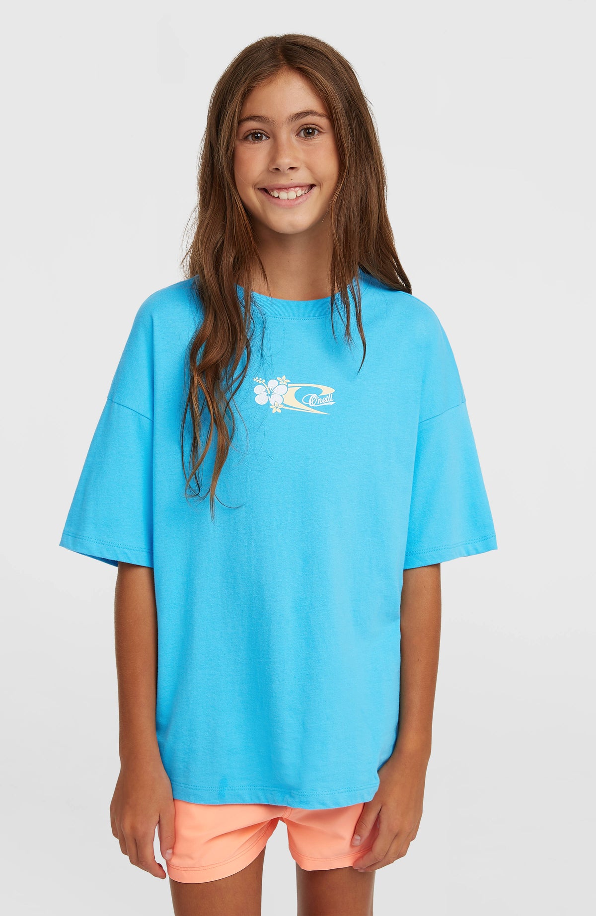 O'Neill Back Print T-Shirt für Mädchen, blau mit Grafik-Print in Weiß und Gelb, Vorderansicht am Model