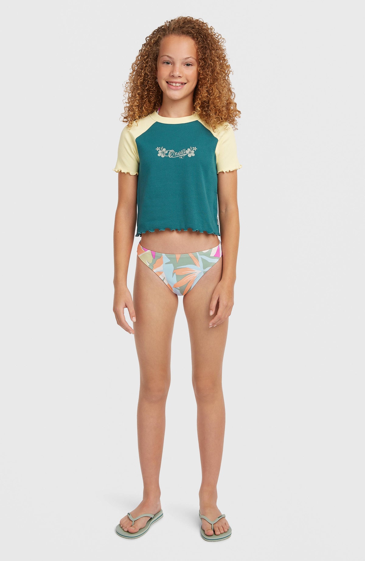Colour-Block Rib T-Shirt für Mädchen, grün mit Logo-Print in Hellgelb, Ganzkörperansicht am Model