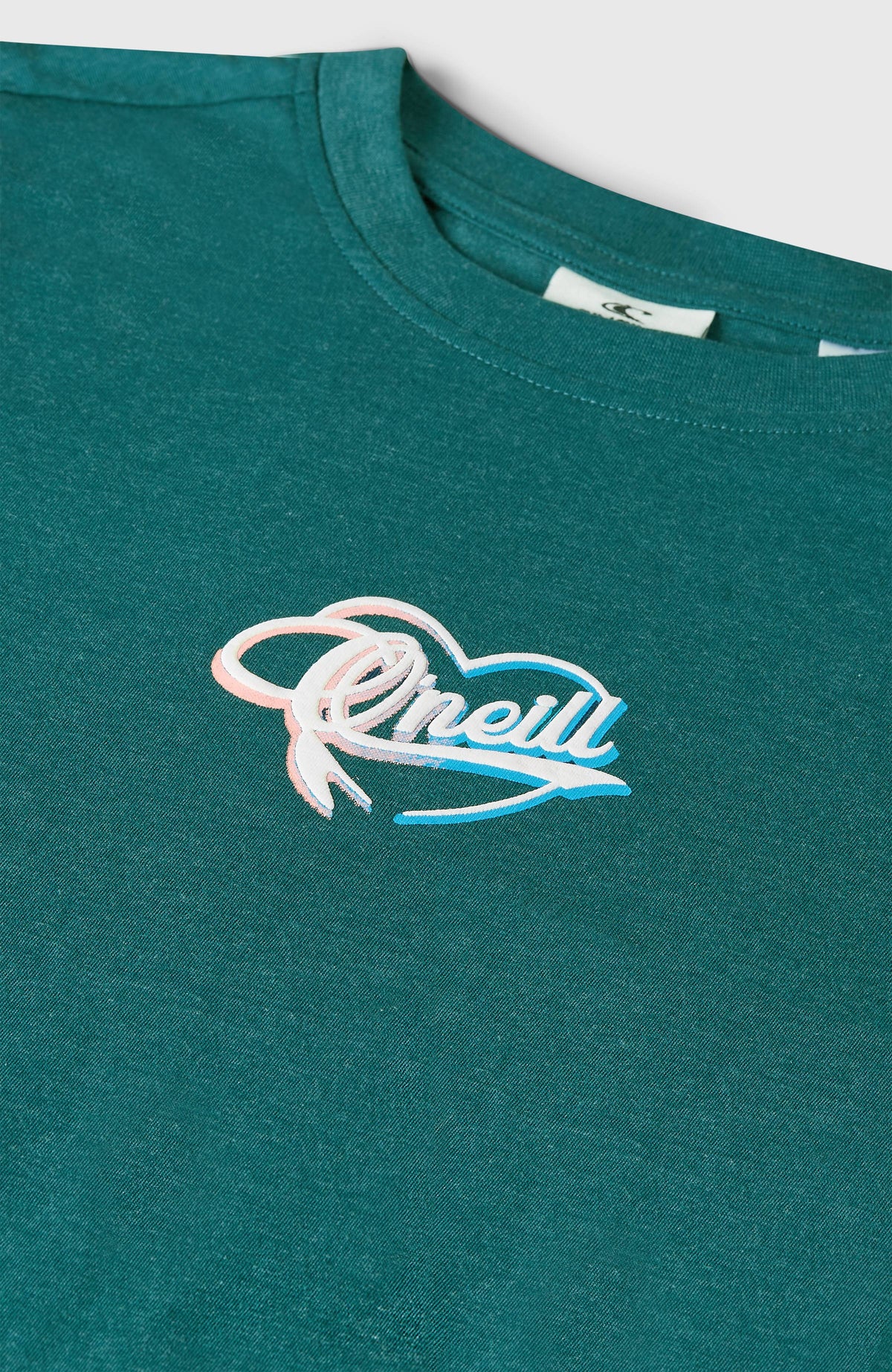 Nahaufnahme des Logo-Prints in Weiß und Blau sowie des Kragens am grünen Script T-Shirt für Mädchen