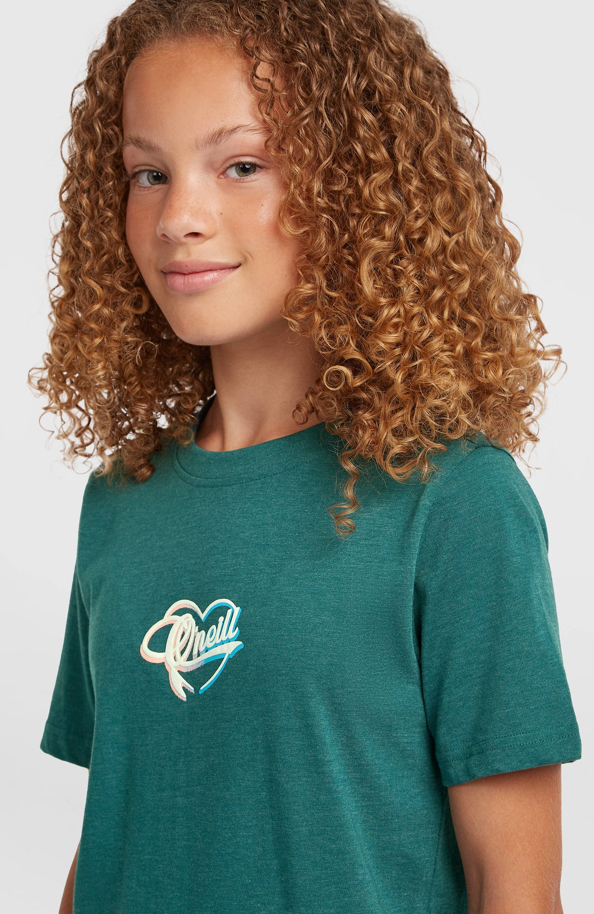 Grünes Script T-Shirt für Mädchen mit Logo-Print in Weiß und Blau, Nahaufnahme am Model von schräg vorne