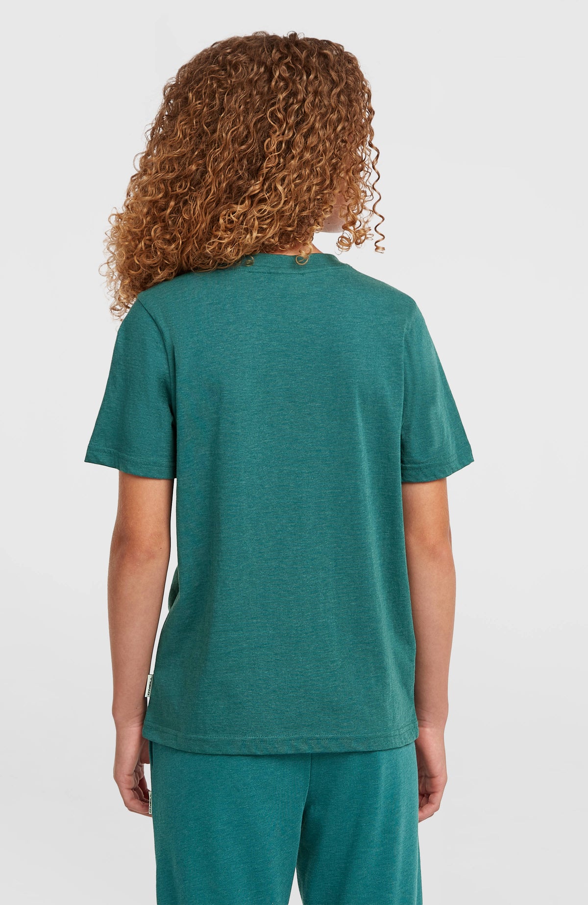 Grünes Script T-Shirt für Mädchen, getragen am Model, Rückansicht mit Rundhalsausschnitt und Nahtlabel