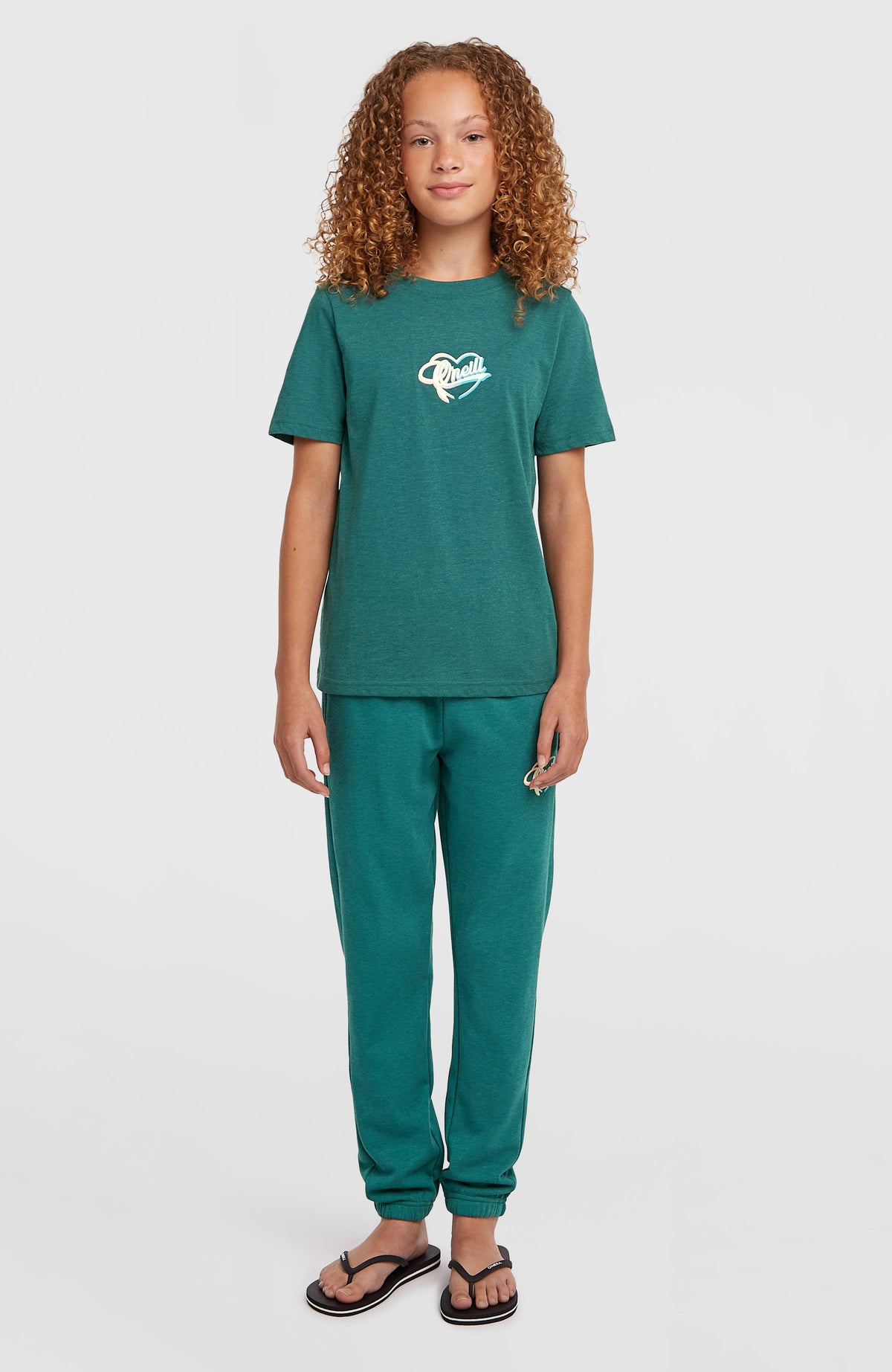 Script T-Shirt für Mädchen, grün mit Logo-Print in Weiß und Blau, getragen am Model, Ganzkörperansicht