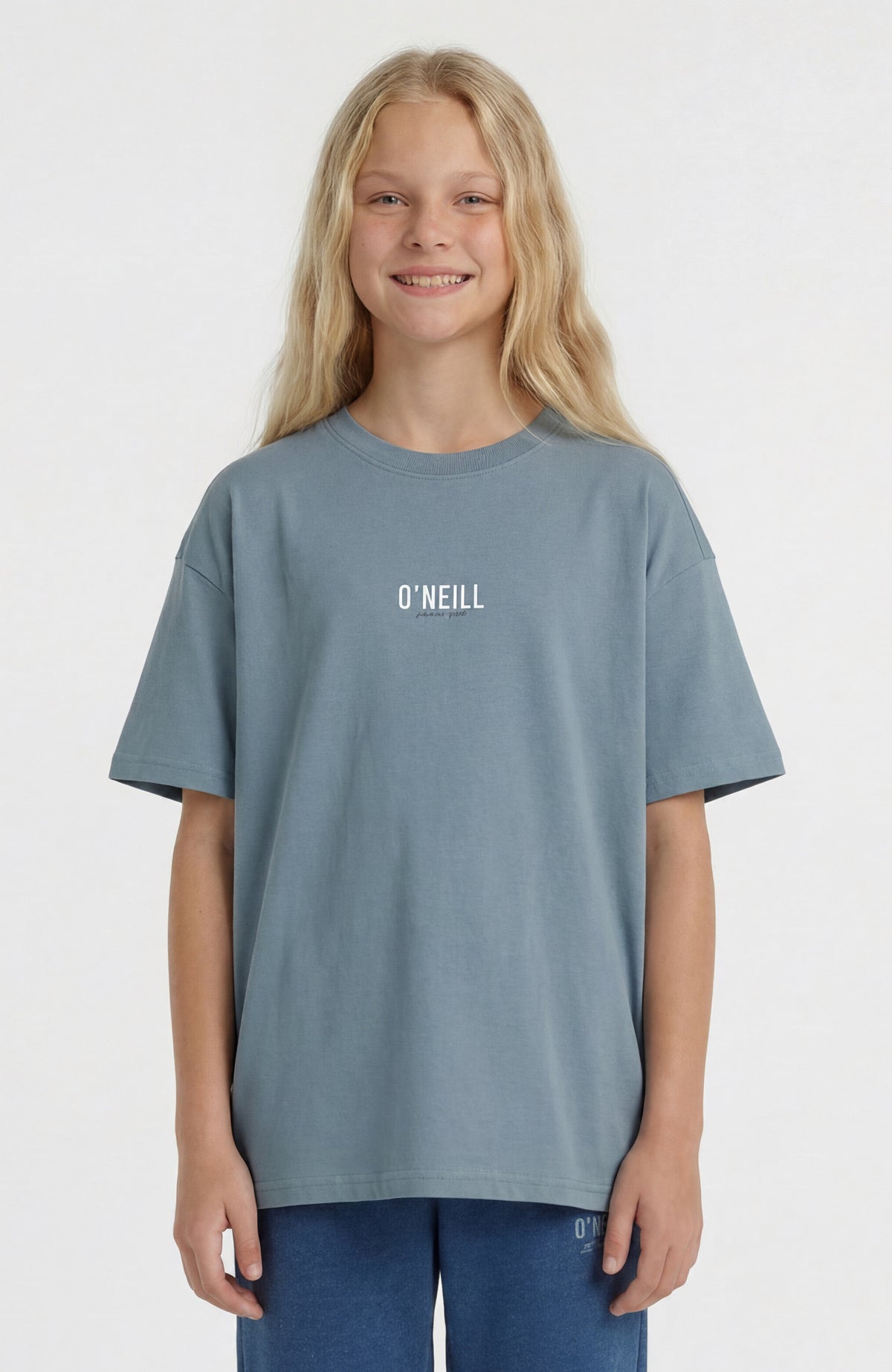 O'Neill Back-Print T-Shirt für Mädchen, blau mit Logo-Print in Weiß, Vorderansicht am Model