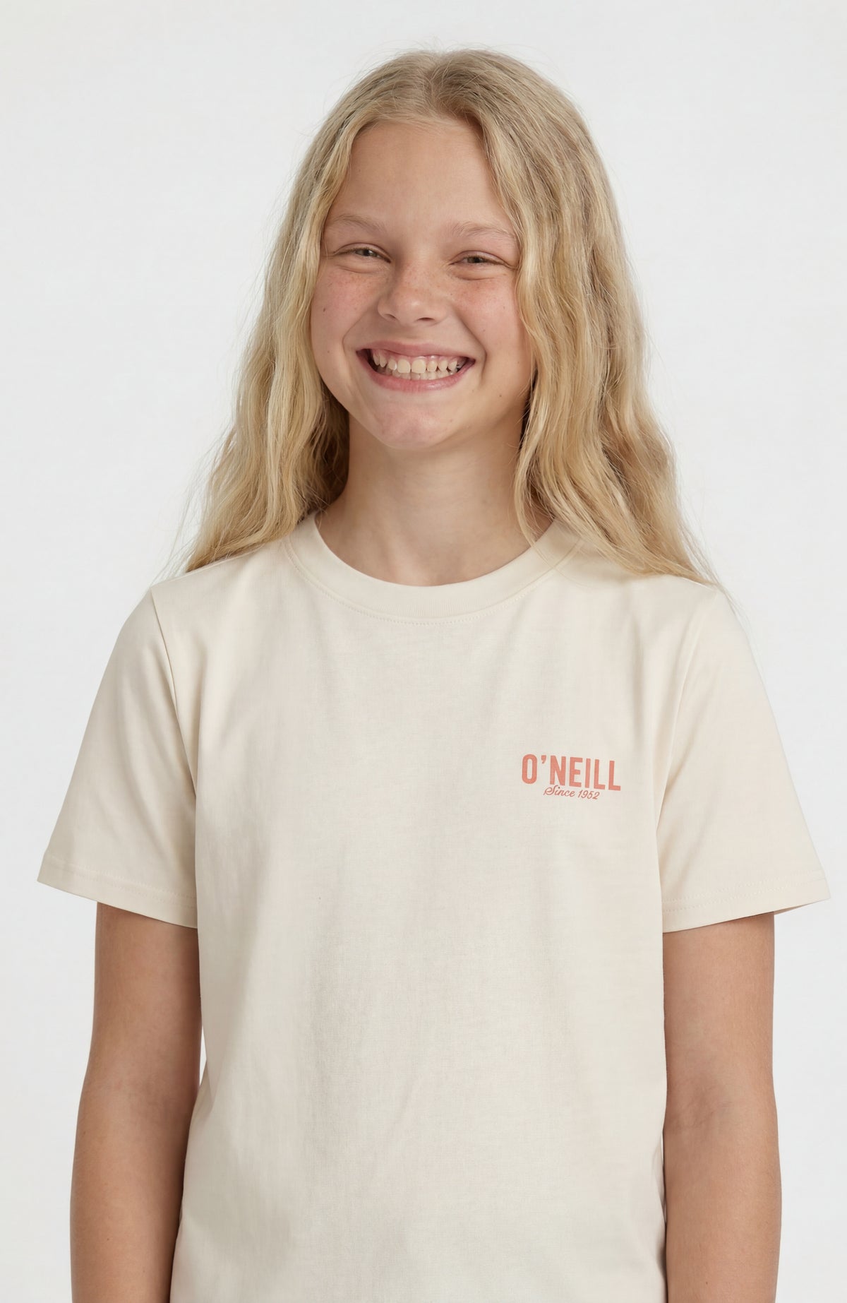 Essentials T-Shirt für Mädchen, weiß, Nahaufnahme von Rundhalsausschnitt und Brustbereich am Model