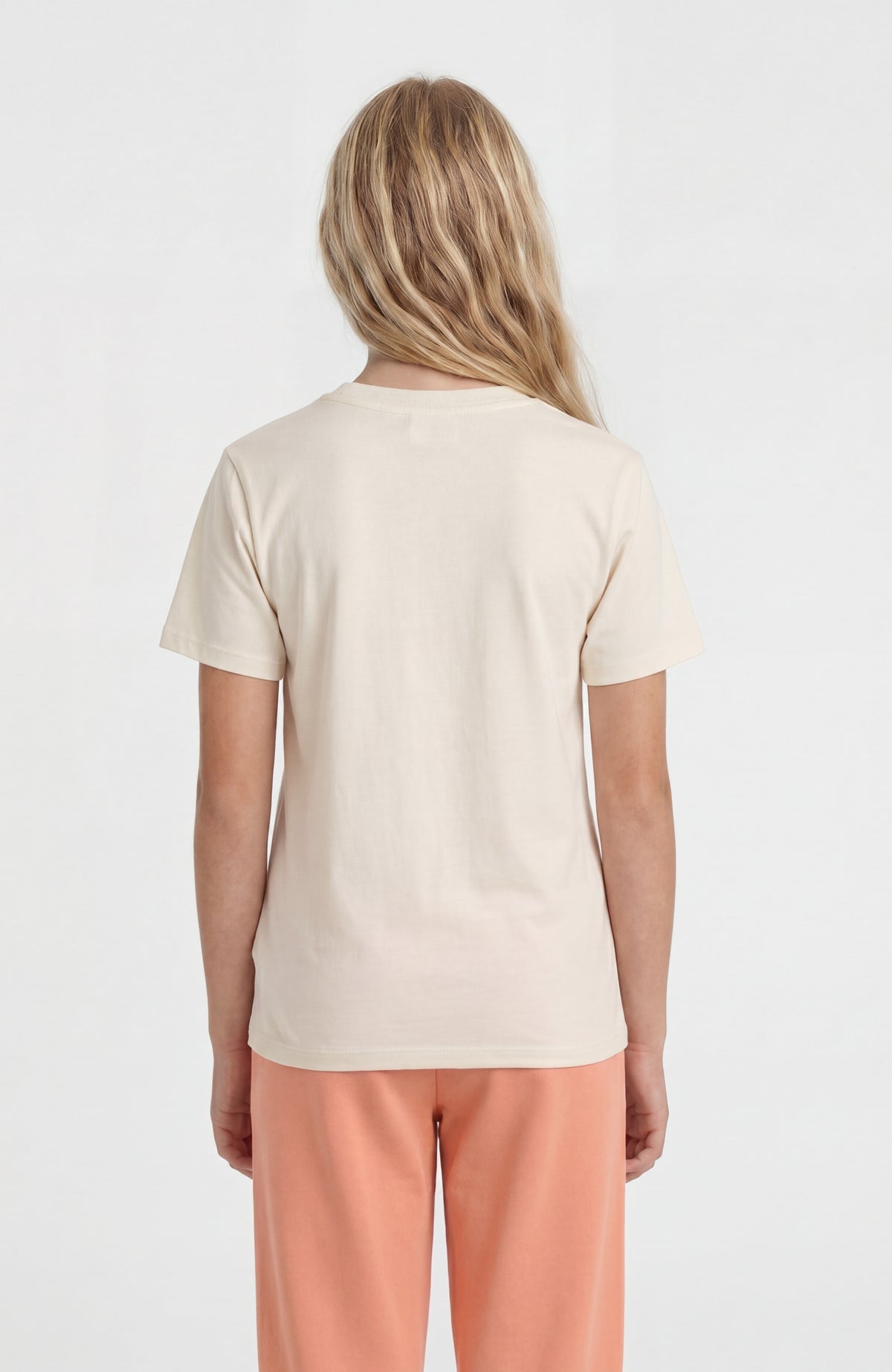 Essentials T-Shirt für Mädchen, weiß, Rückansicht mit kurzen Ärmeln getragen am Model