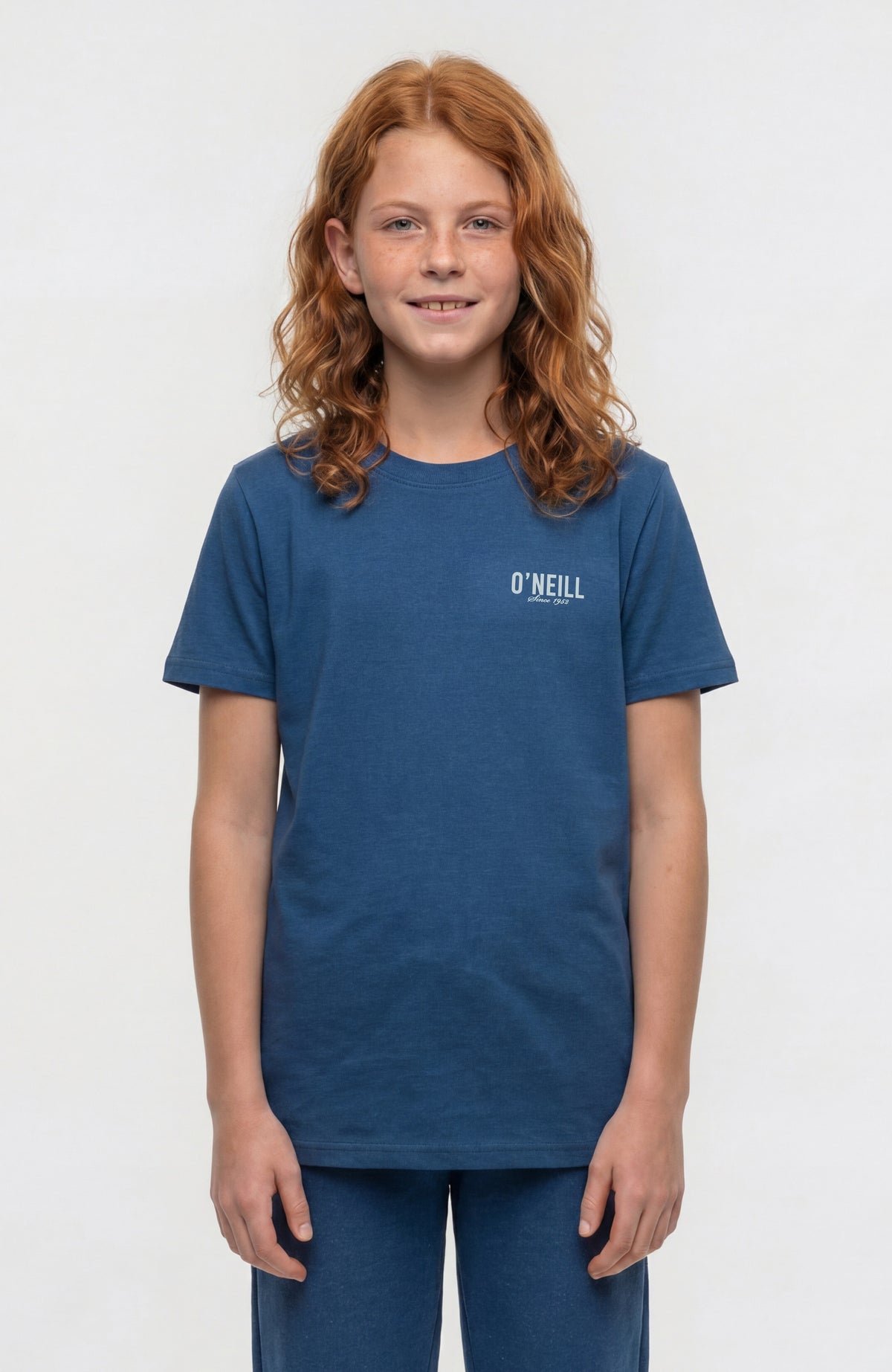 O'Neill Essentials T-Shirt für Mädchen, blau, Vorderansicht am Model mit kleinem Logo-Print