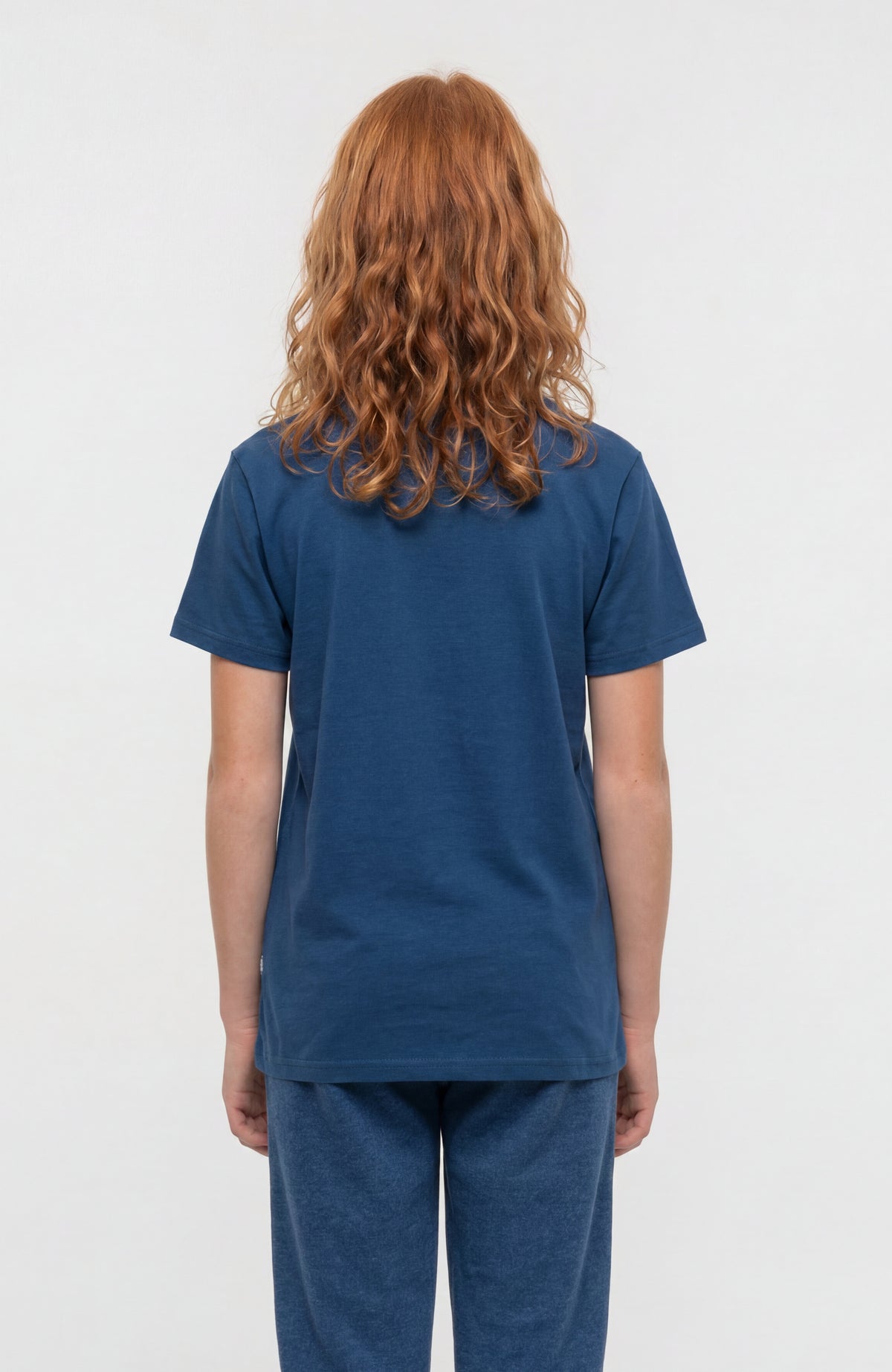 Essentials T-Shirt für Mädchen, blau, Rückansicht am Model mit geradem Saum
