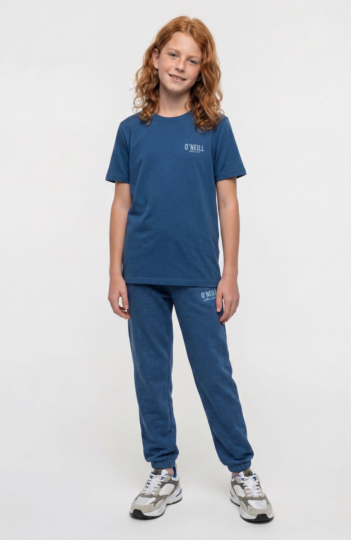 Essentials T-Shirt für Mädchen, blau, Ganzkörperansicht am Model von vorne