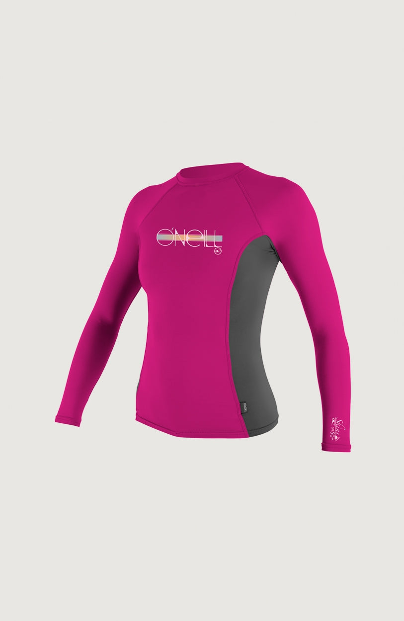 O'Neill Skins Long Sleeve Crew Schwimmshirt für Mädchen, pink mit Logo-Print in Weiß, freigestellt von vorne