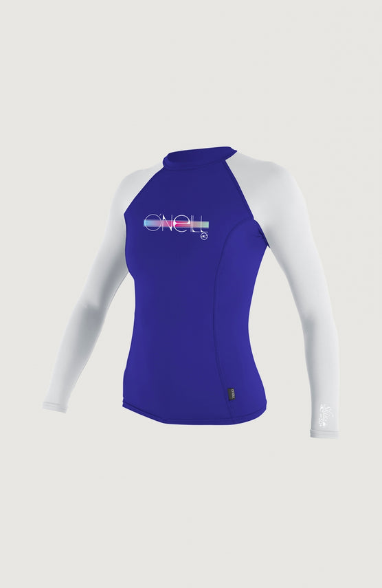 O'Neill Skins Long Sleeve Crew Schwimmshirt für Mädchen, blau mit Logo-Print in Weiß, freigestellt von vorne
