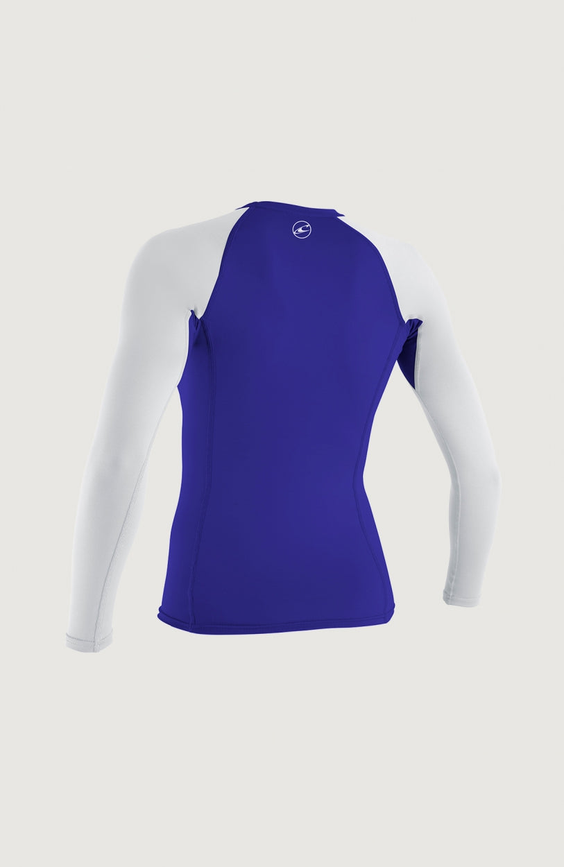 Skins Long Sleeve Crew Schwimmshirt für Mädchen, blau mit Logo-Print in Weiß, freigestellt von hinten, Logo am Kragen