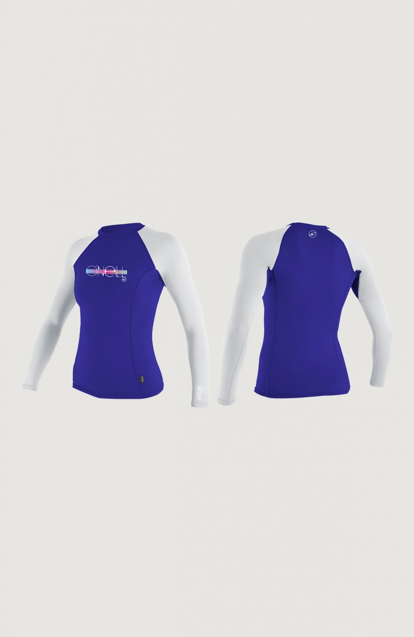 Skins Long Sleeve Crew Schwimmshirt für Mädchen, blau mit Logo-Print in Weiß, Vorderansicht und Rückansicht nebeneinander