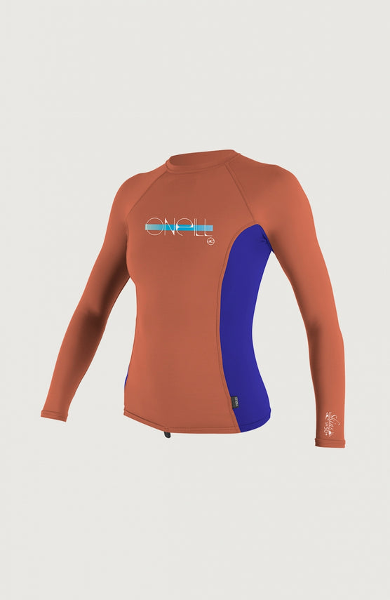 O'Neill Skins Long Sleeve Crew Schwimmshirt für Mädchen, orange mit Logo-Print in Hellblau und Weiß, freigestellt von vorne