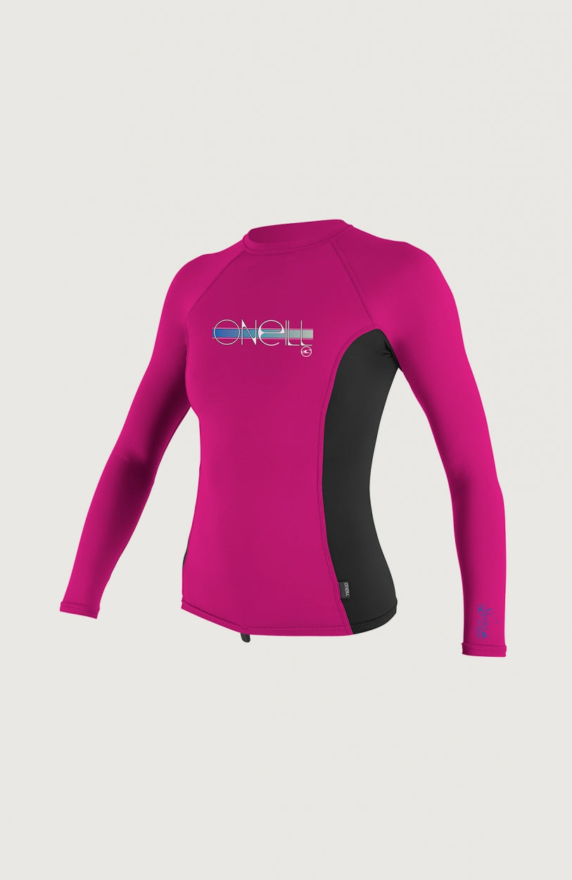 O'Neill Skins Long Sleeve Crew Schwimmshirt für Mädchen, pink mit Logo-Print, freigestellt in Vorderansicht