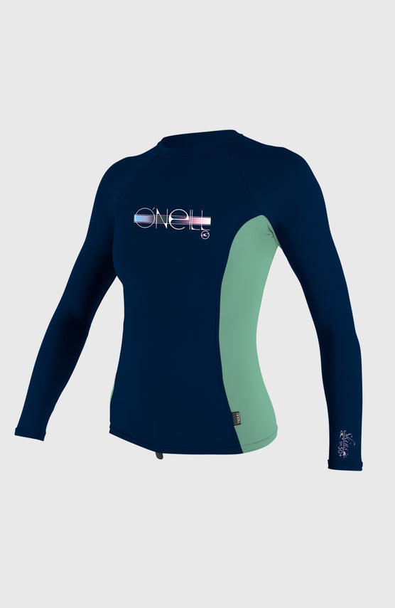 O'Neill Skins Long Sleeve Crew für Mädchen, blaues Schwimmshirt, freigestellt von vorne mit Logo-Print
