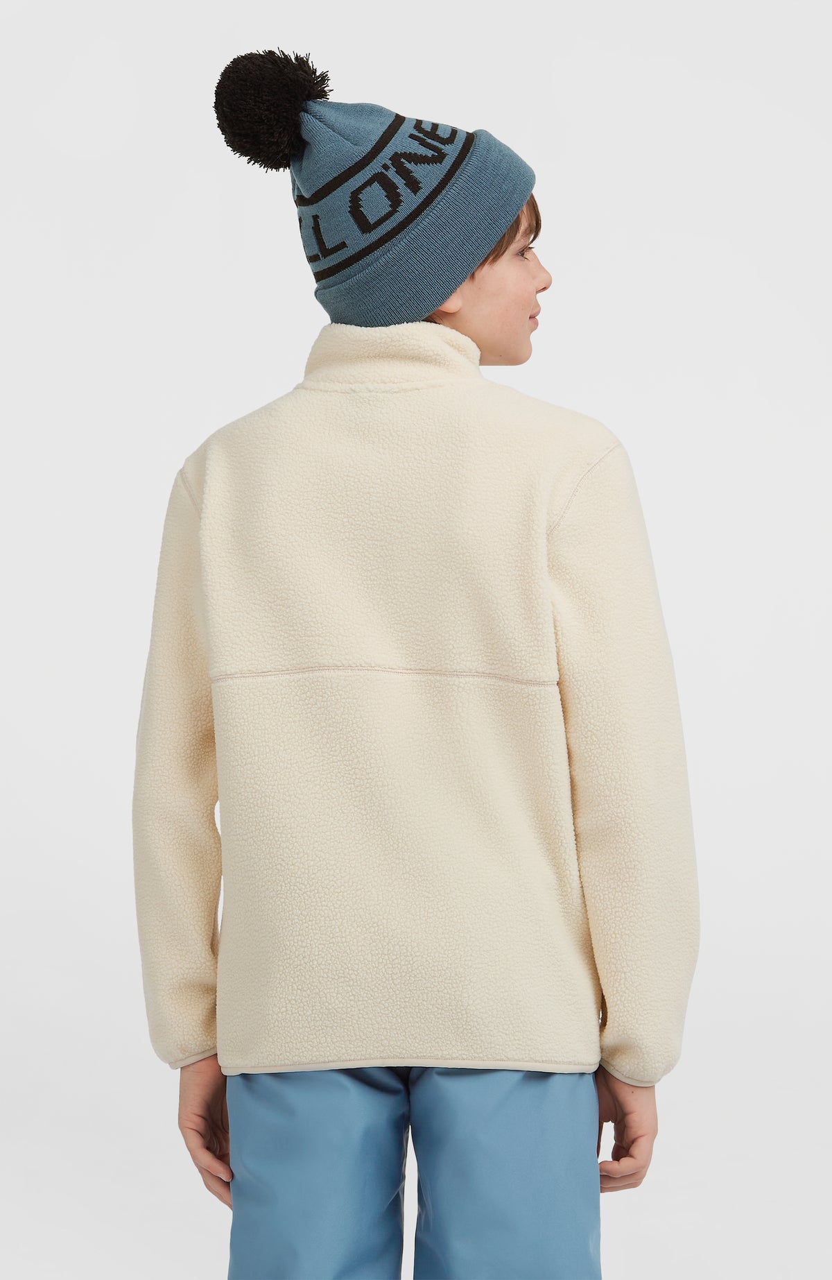 Flauschige Fleecejacke für Jungen, beige, Rückansicht am Model mit Stehkragen und horizontaler Ziernaht