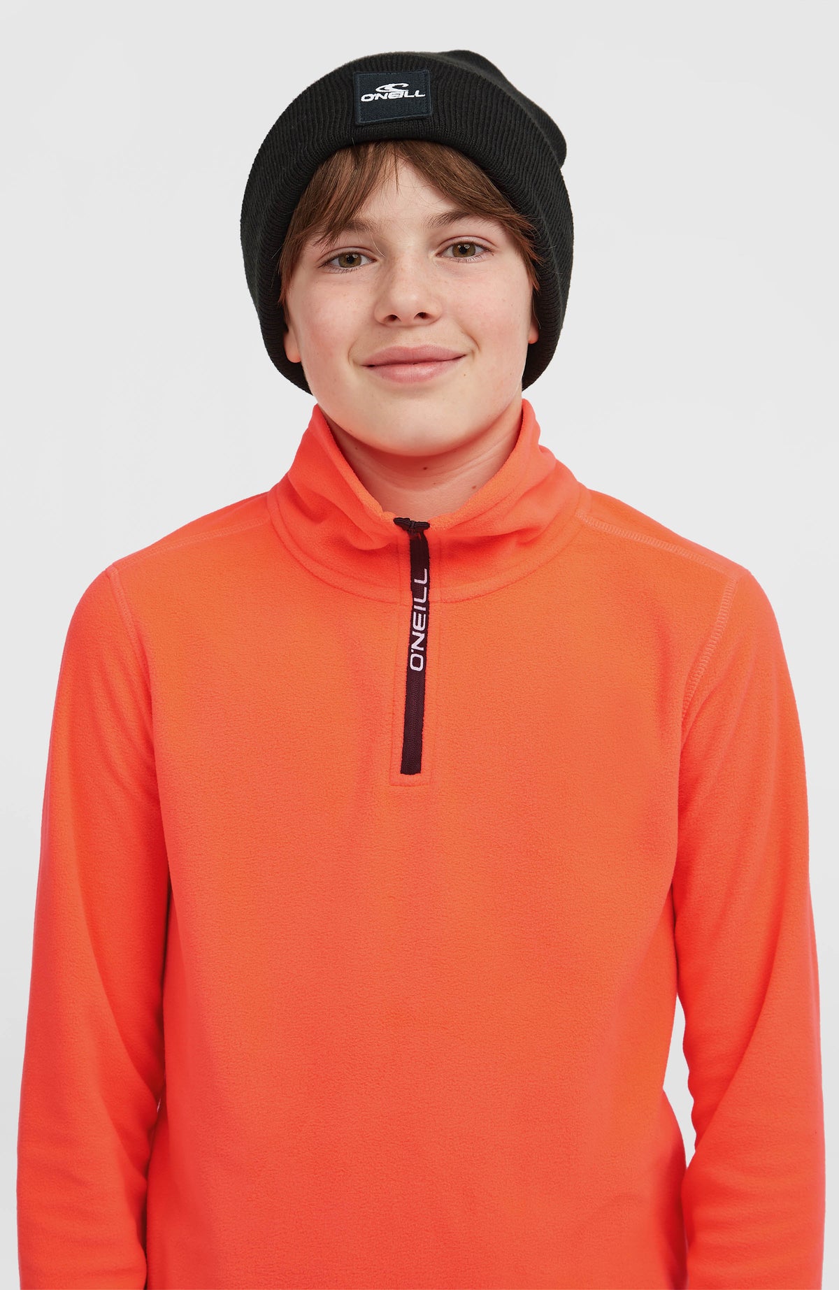 FWC'Cruz Jack's Fleecepullover für Jungen, rot, Nahaufnahme von Stehkragen und Reißverschluss am Model