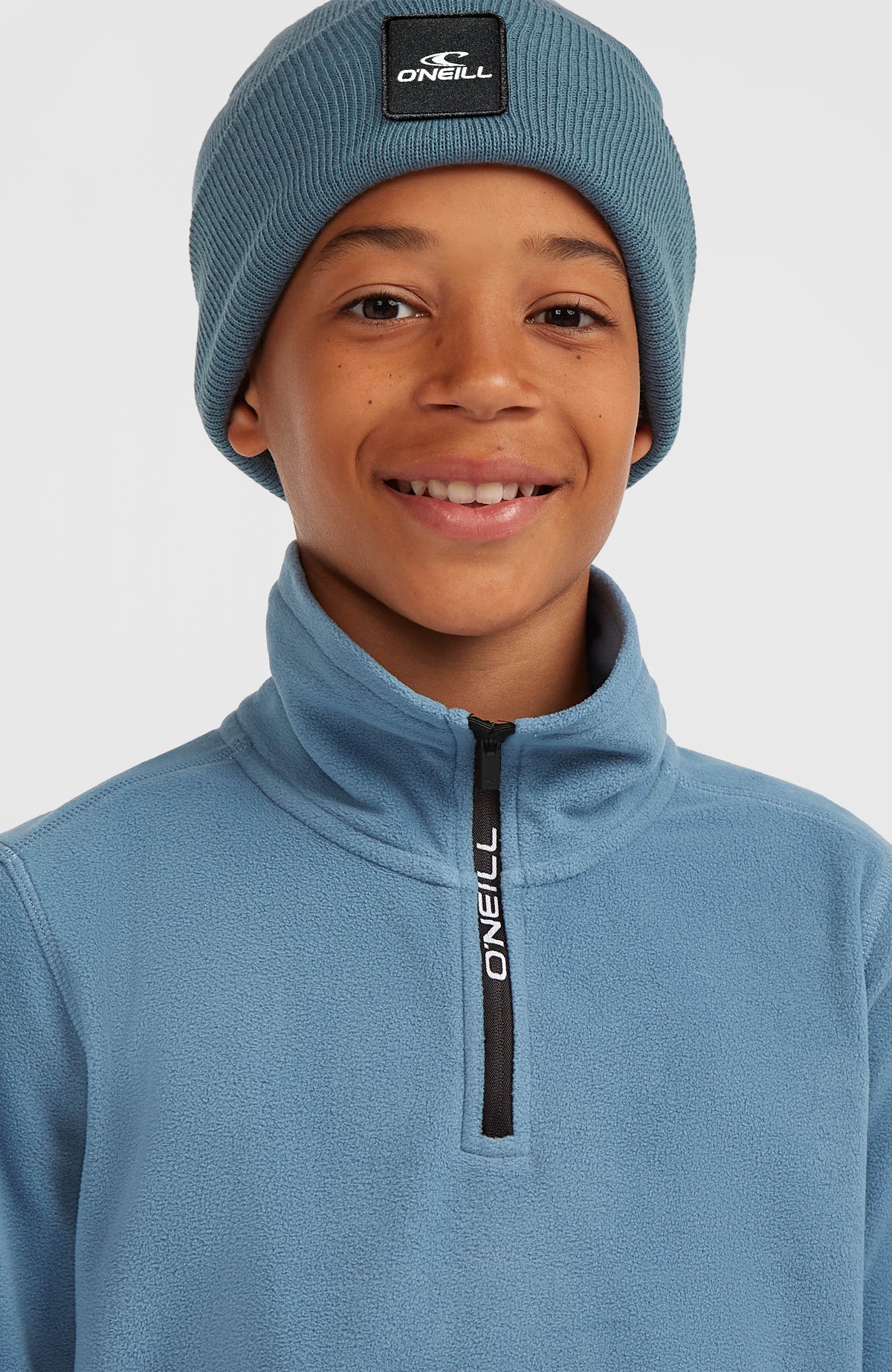 Blauer FWC'Cruz Jack's Fleecepullover für Jungen, Nahaufnahme am Model mit Fokus auf Kragen und Halbreißverschluss