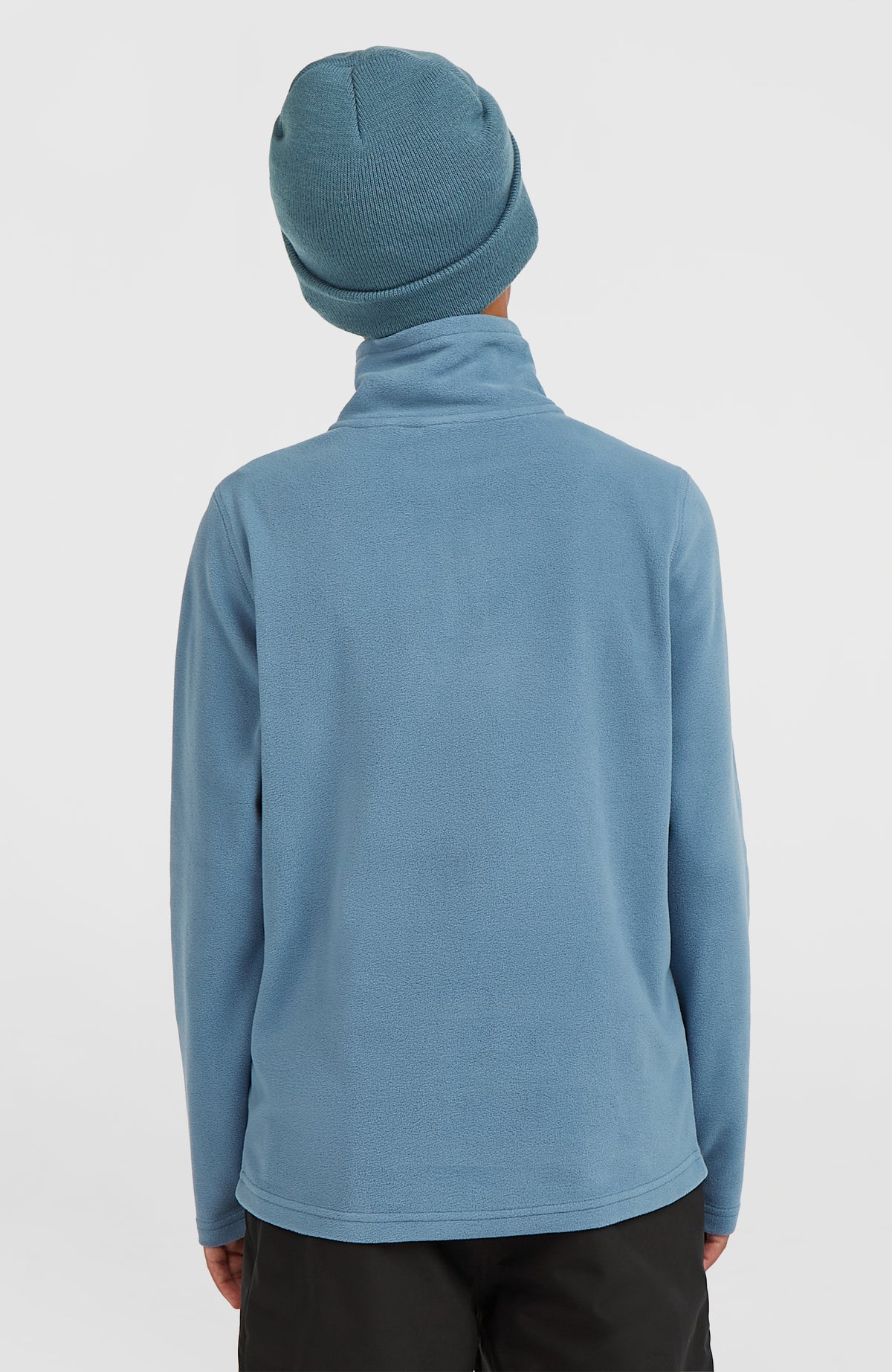 FWC'Cruz Jack's Fleecepullover für Jungen in Blau, Rückansicht am Model mit hohem Stehkragen und Teilungsnähten