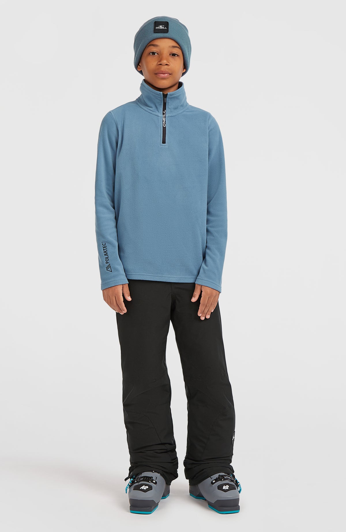 FWC'Cruz Jack's Fleecepullover für Jungen in Blau, Ganzkörperansicht von vorne, getragen am Model