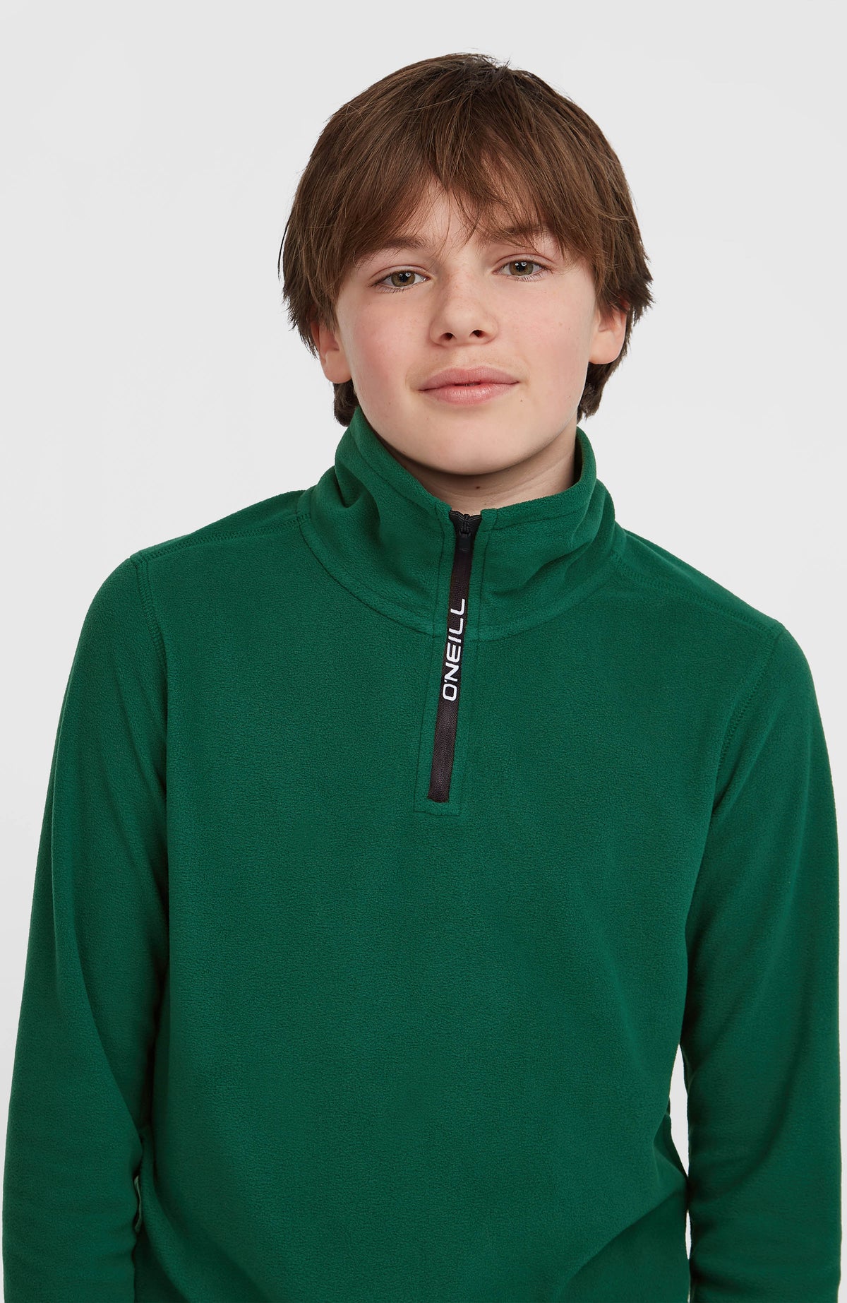 FWC'Cruz Jack's Fleecepullover für Jungen, grün, Nahaufnahme am Model mit Fokus auf Stehkragen und Reißverschluss